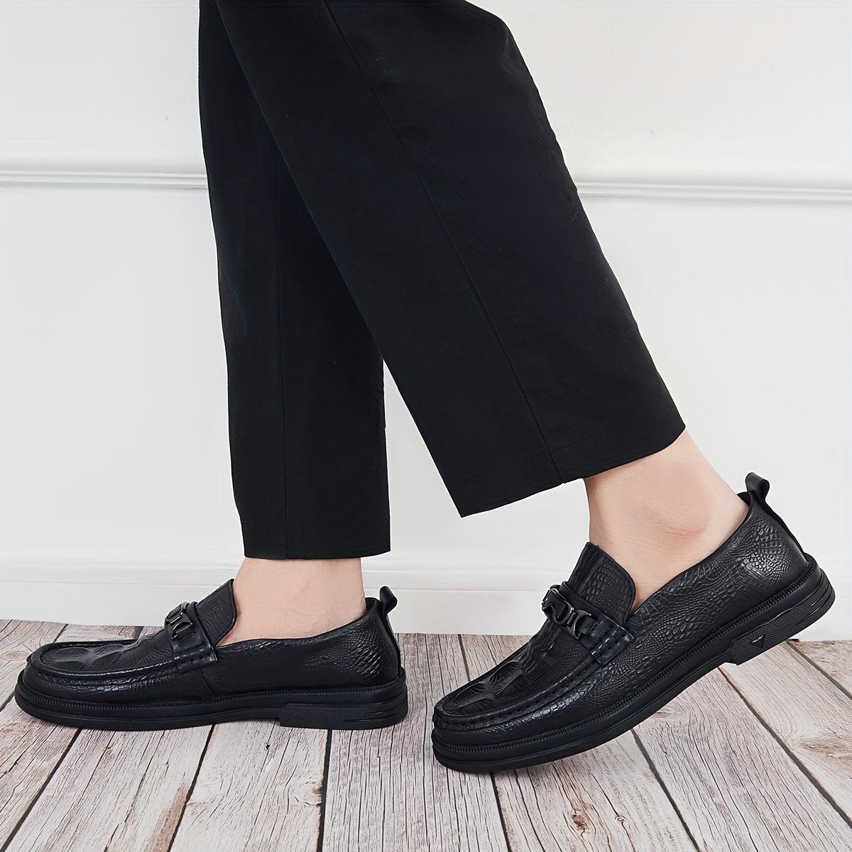 Men's Crocodile Print Loafers Metal Decor Slip-On Shoes