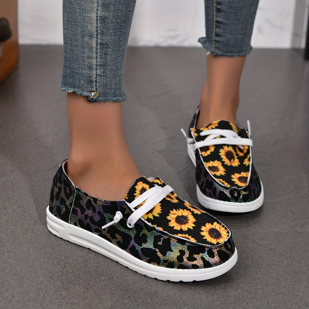 Chrysanthemum & Leopard Print Canvas Shoes Low Top Lace Up Round Toe Casual Shoe