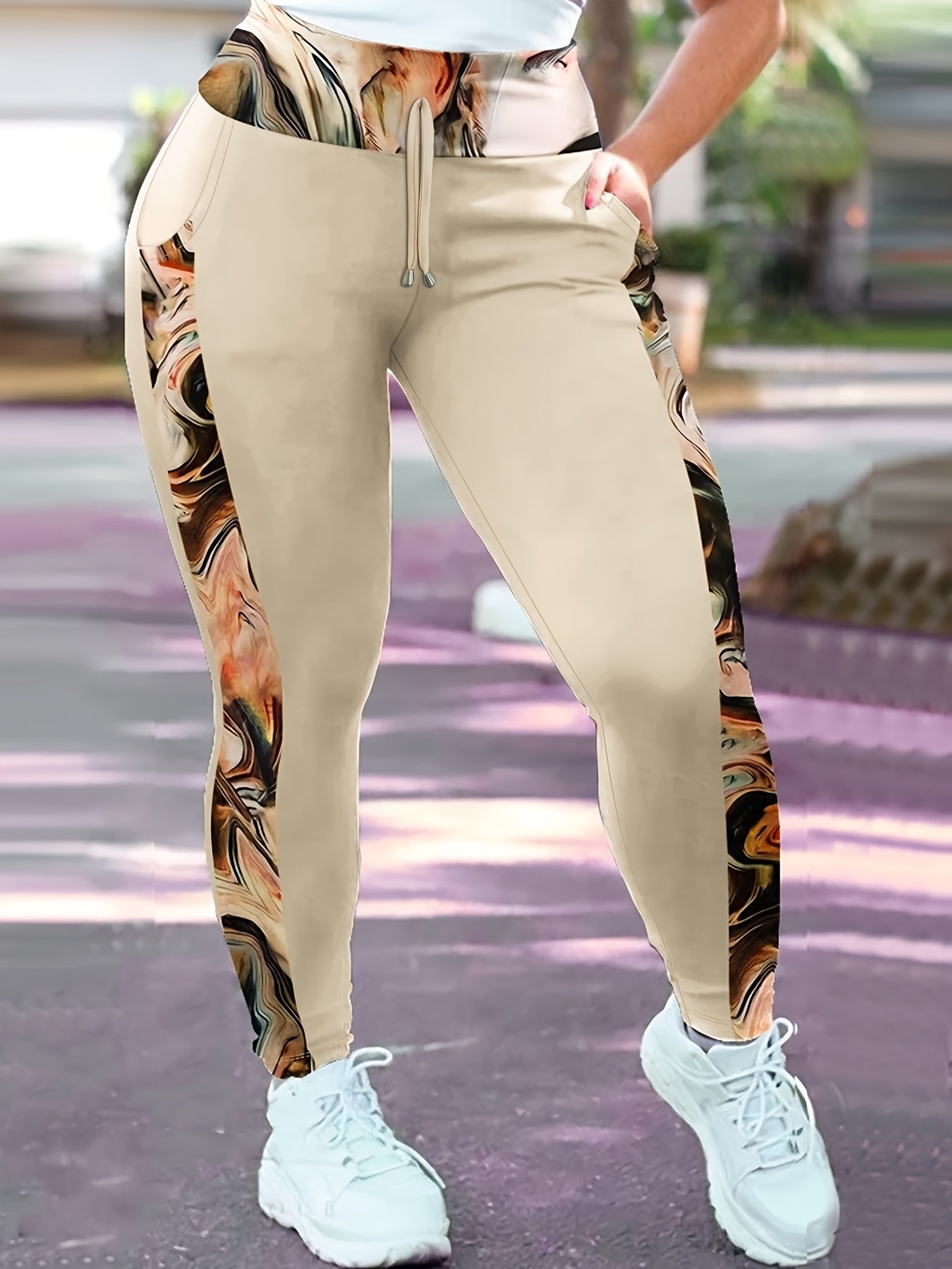Women's Plus Size Sports Leggings with Contrast Print Waist and Pockets