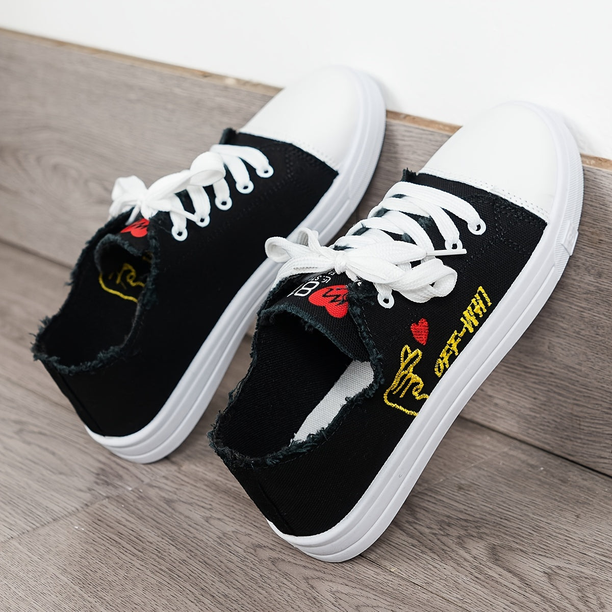 Women's Letter Print Canvas Shoes Casual Lace-Up Sneakers