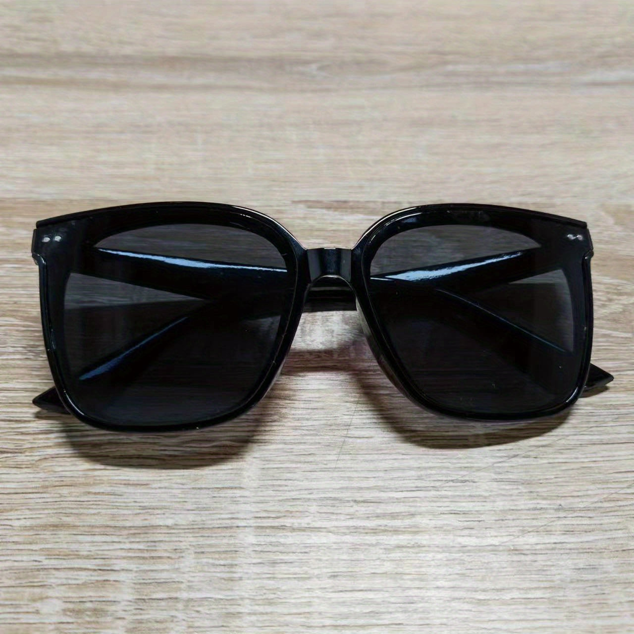 Stylish Square Sunglasses With Metal Teeth