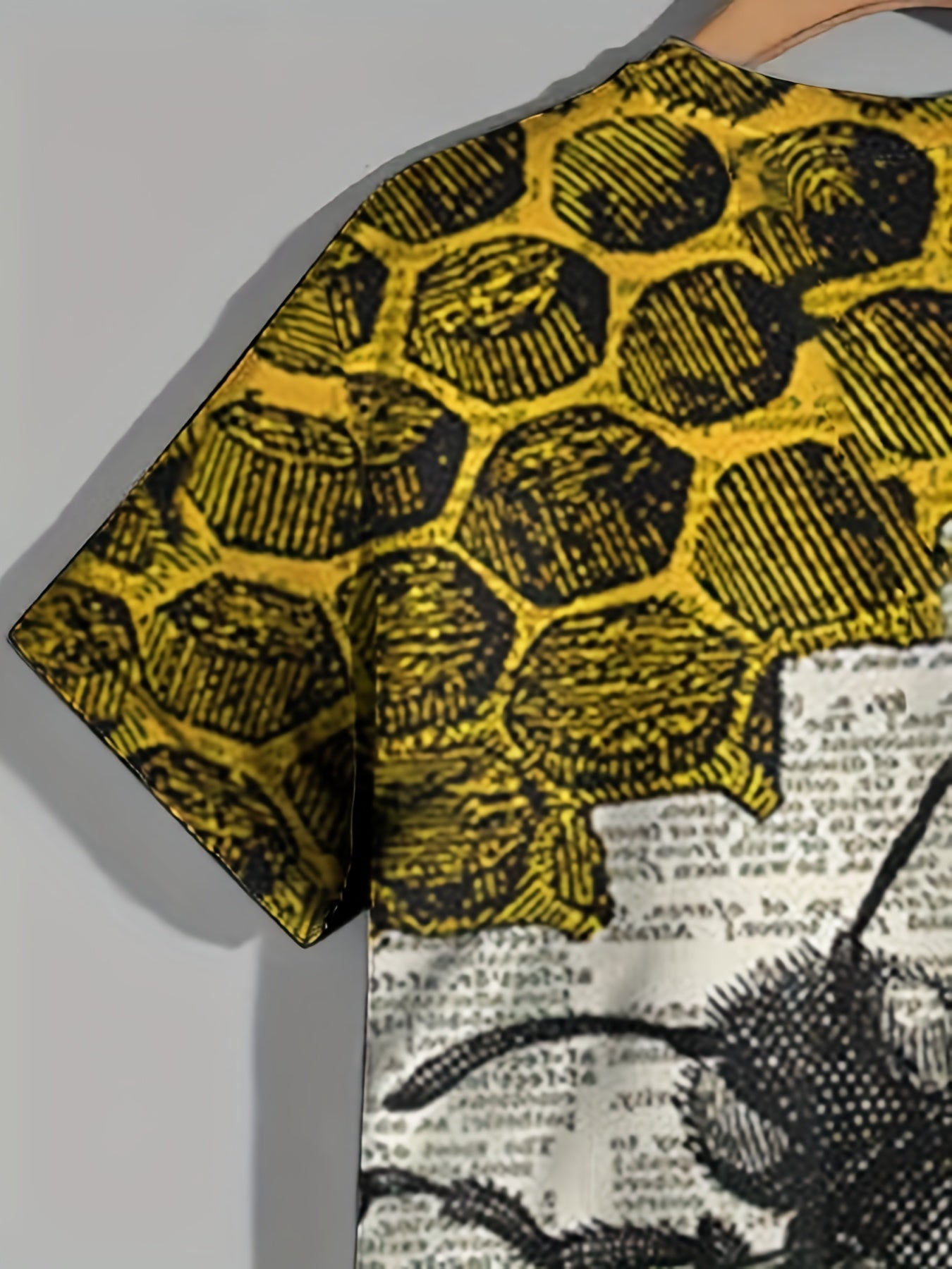 Men's Bee & Honeycomb Graphic T shirt - Outdoor Comfort