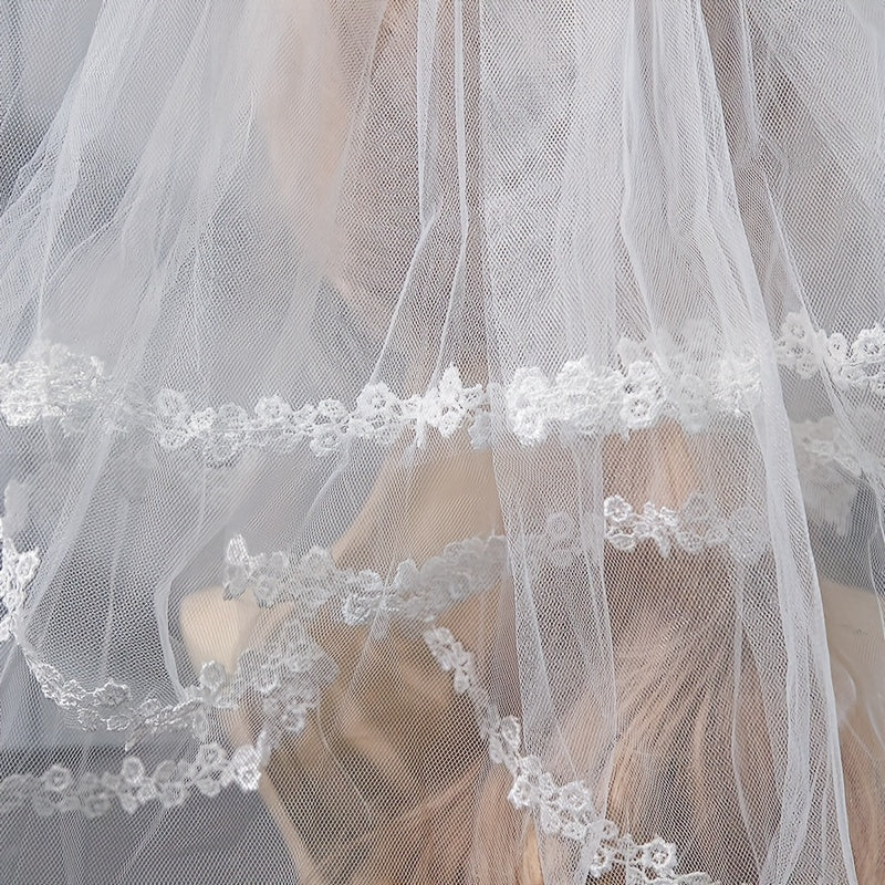 Short Lace Edge Bridal Wedding Veil With Comb