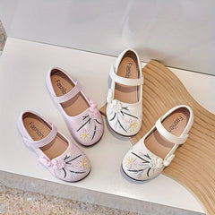 Chinese Embroidered Flower Flat Shoes for Girls Spring/Autumn