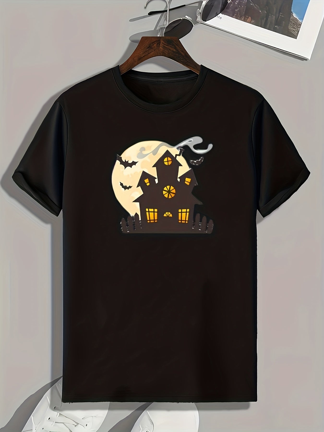 House In The Dark Print Men's Graphic T-Shirt