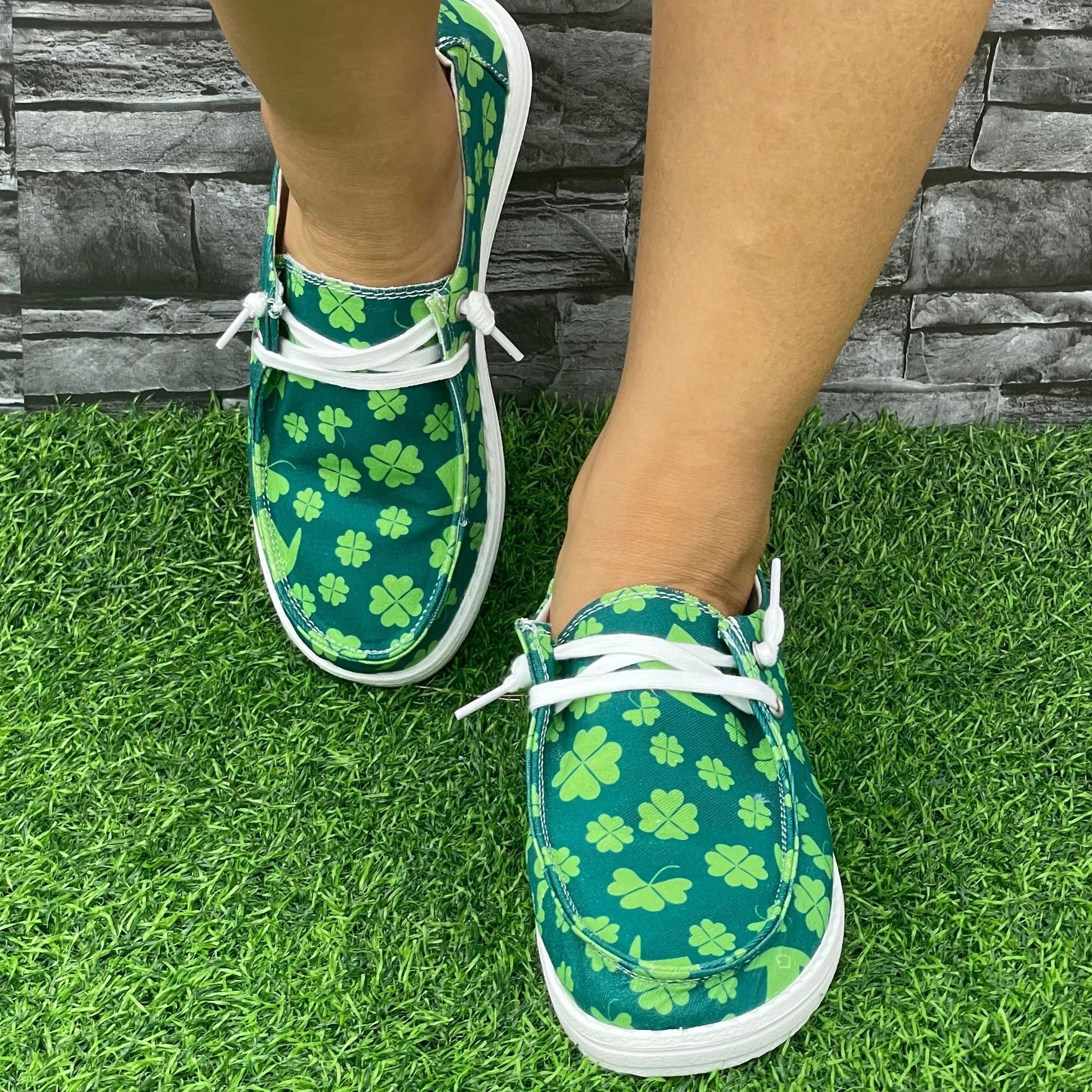 Women's Clover Flat Anti Slip Skateboard Shoes Lightweight Walking Shoes