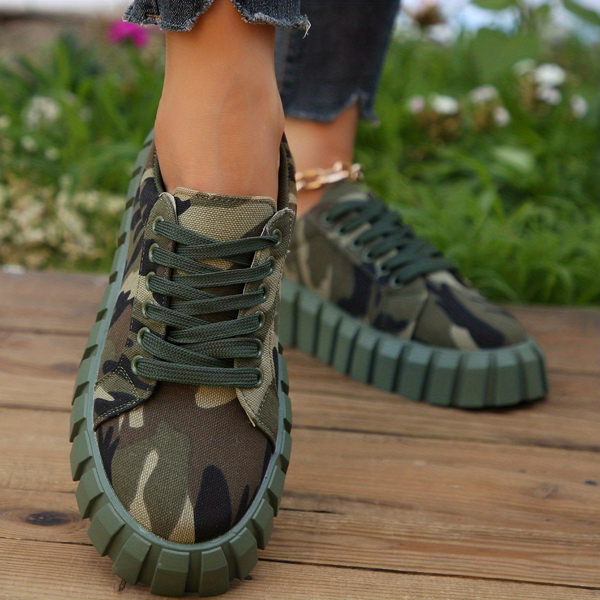 Women's Camo Flatform Sneakers Lace Up Low Round Toe Biscuit Bottom Shoes