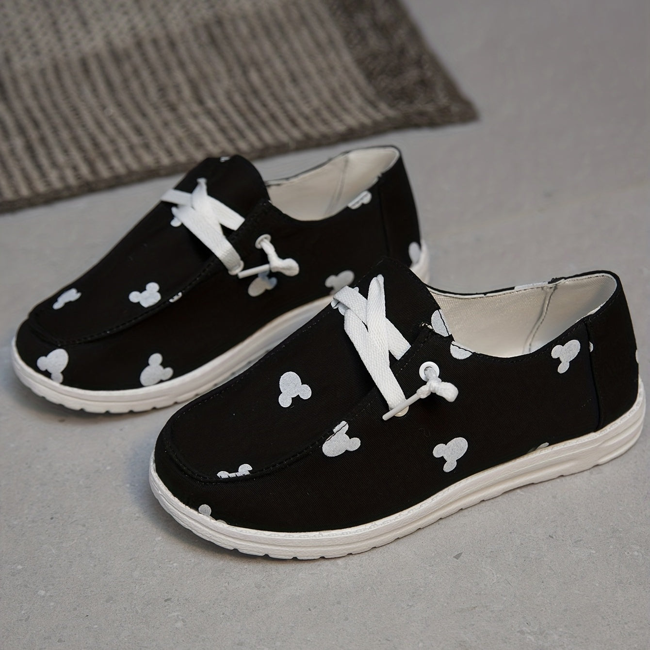 Women's Cartoon Print Canvas Shoes Lightweight Low Top Lace Up Shoes