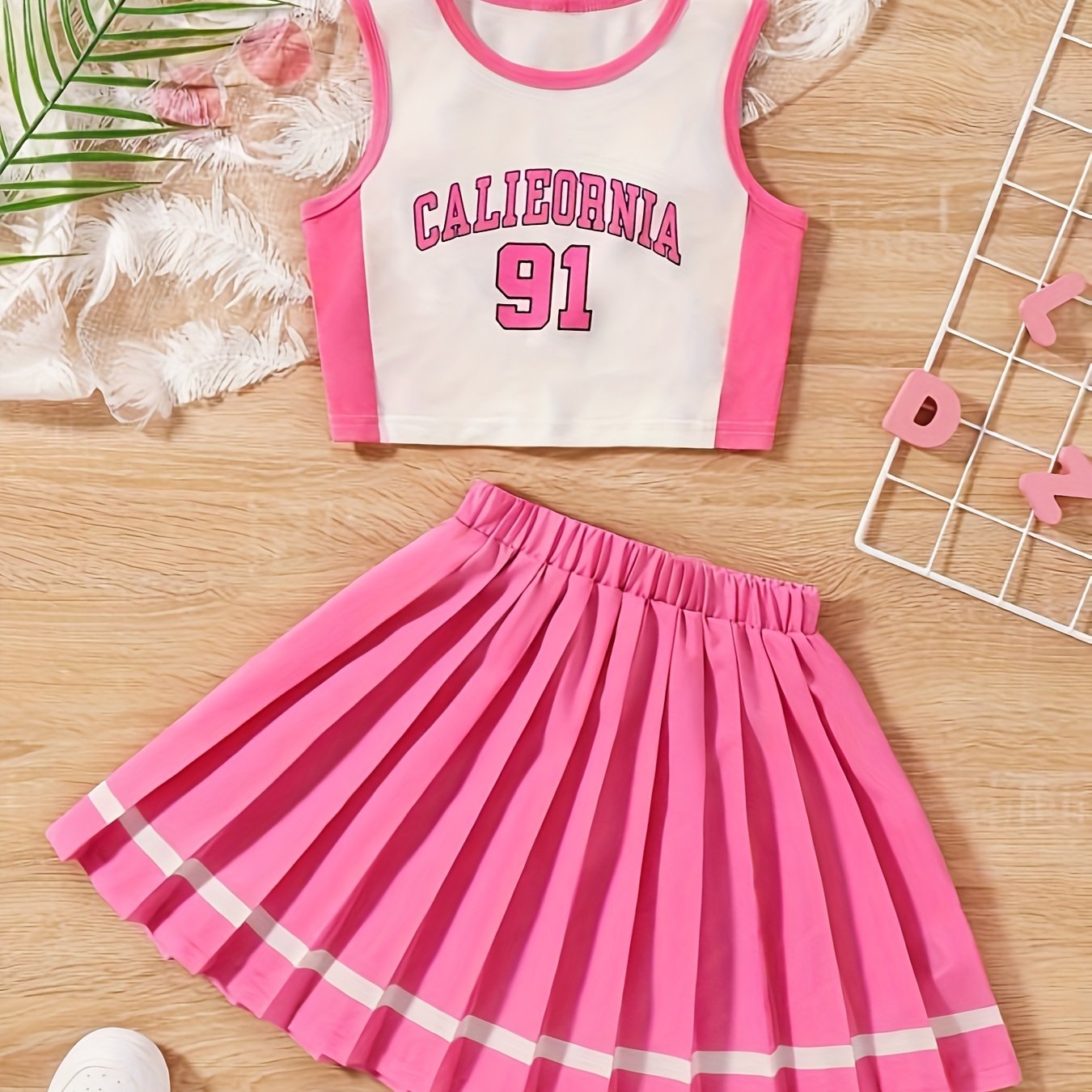 2pcs Girls Splicing CALIFORNIA Print Sleeveless Top Pleated Skirt Set