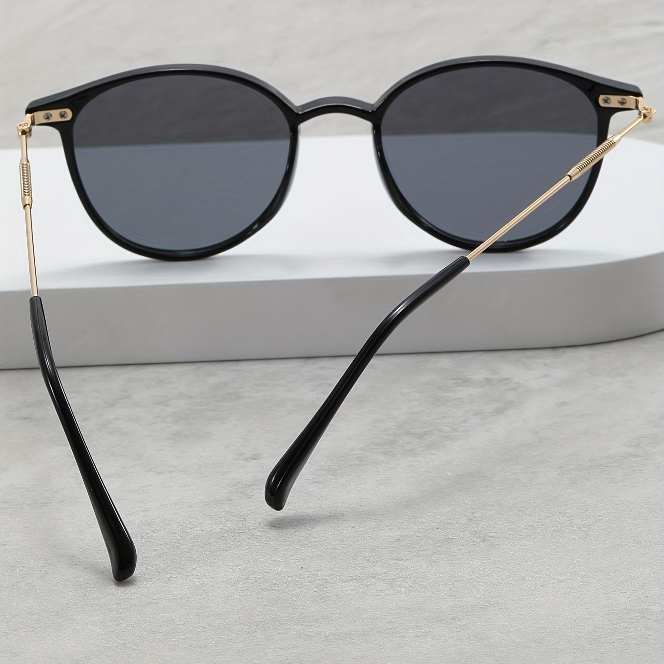 Square Sunglasses Unisex Rivet Decor Anti Glare UV400