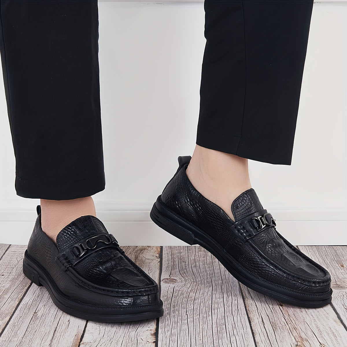 Men's Crocodile Print Loafers Metal Decor Slip-On Shoes
