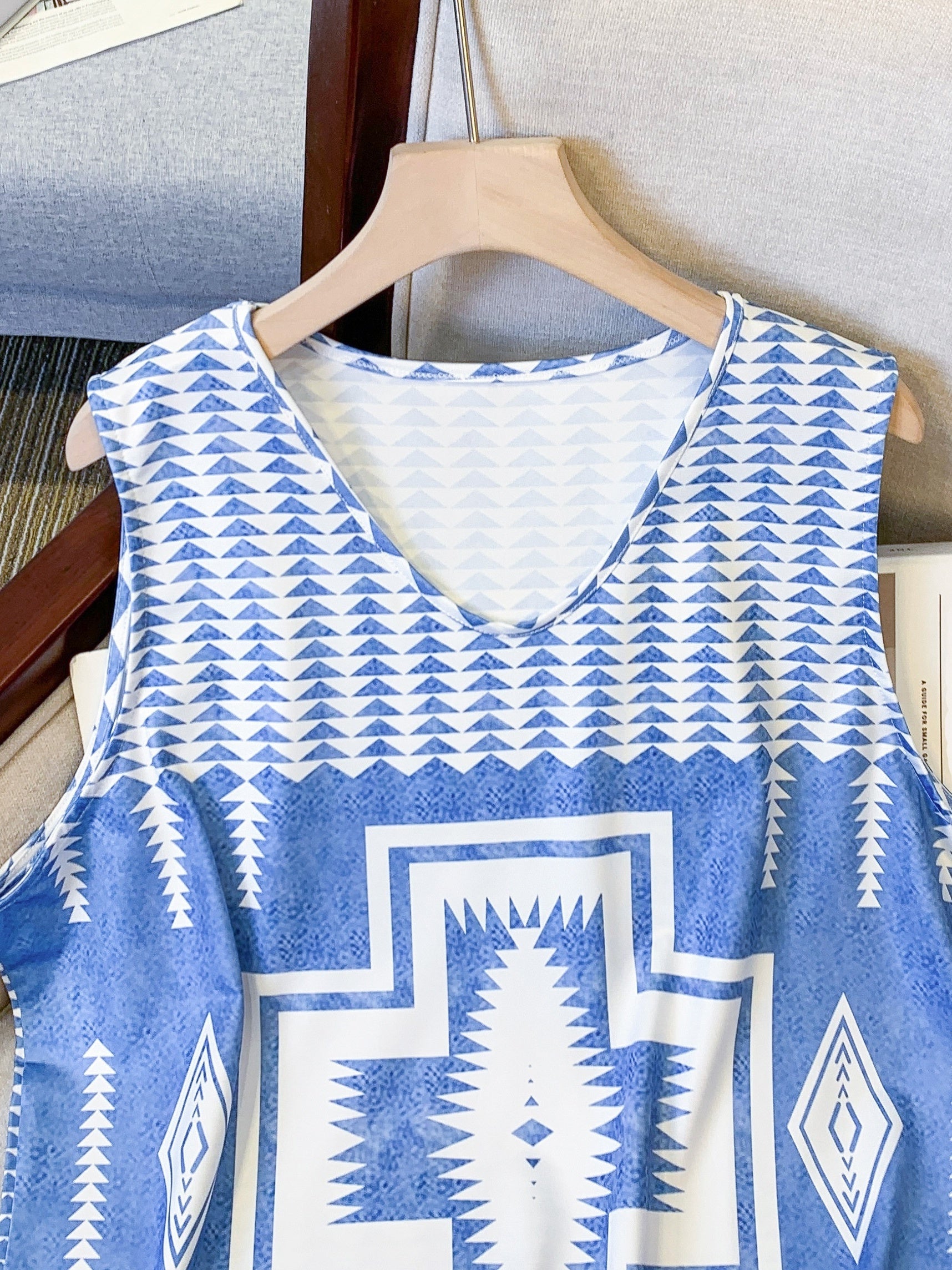 Plus Size Geometric Print V Neck Tank Top