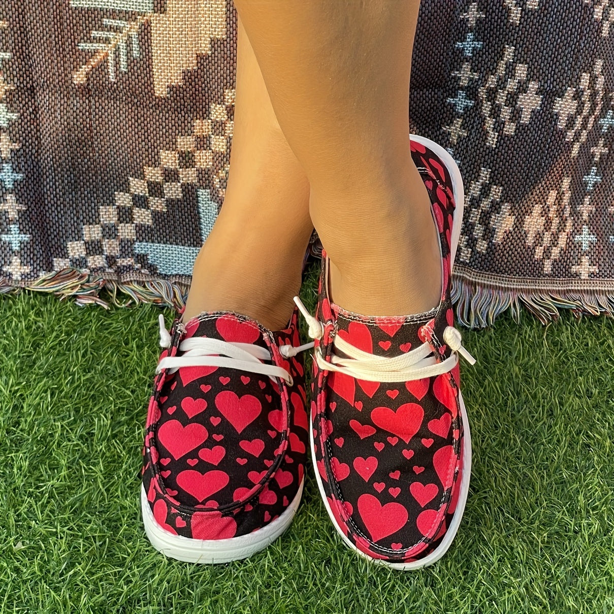 Red Heart Pattern Skateboard Shoes for Women, Lightweight Running Shoes