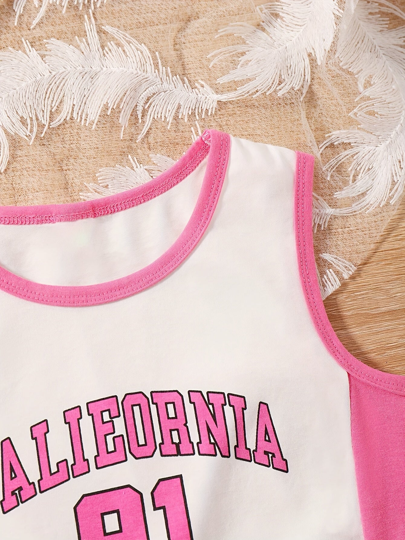 2pcs Girls Splicing CALIFORNIA Print Sleeveless Top Pleated Skirt Set
