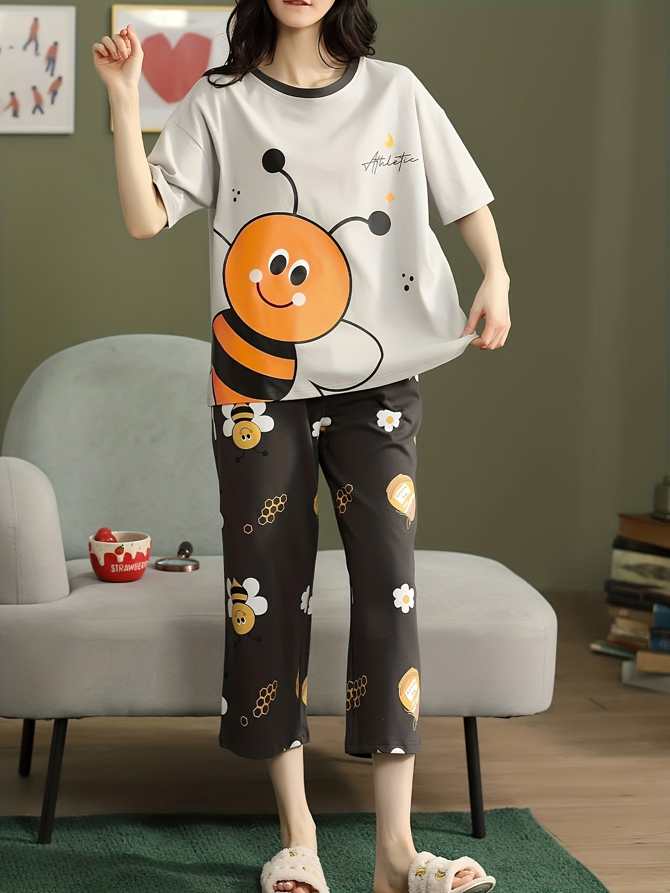Bee Print Pajama Set Short Sleeve Crew Neck Top & Crop Pants Women's Sleepwear