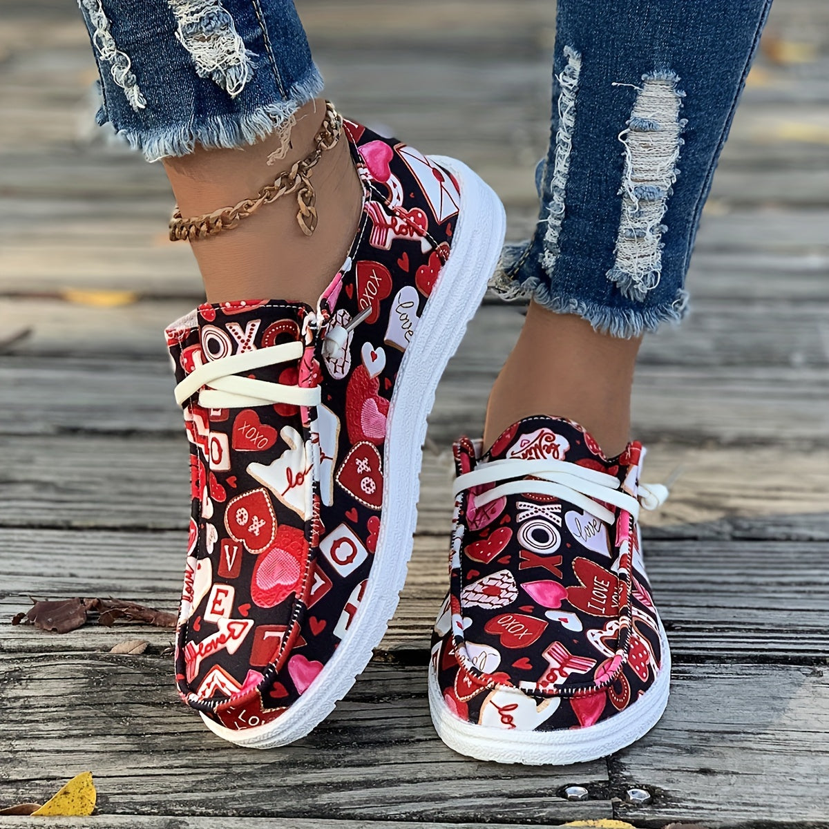 Women's Skateboard Shoes with Love Pattern Decoration Flat Lace-up Canvas Shoes