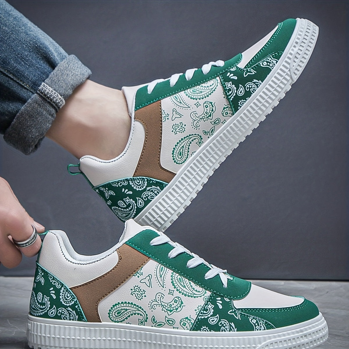 Men's Paisley Print Low Top Lace-up Skate Shoes