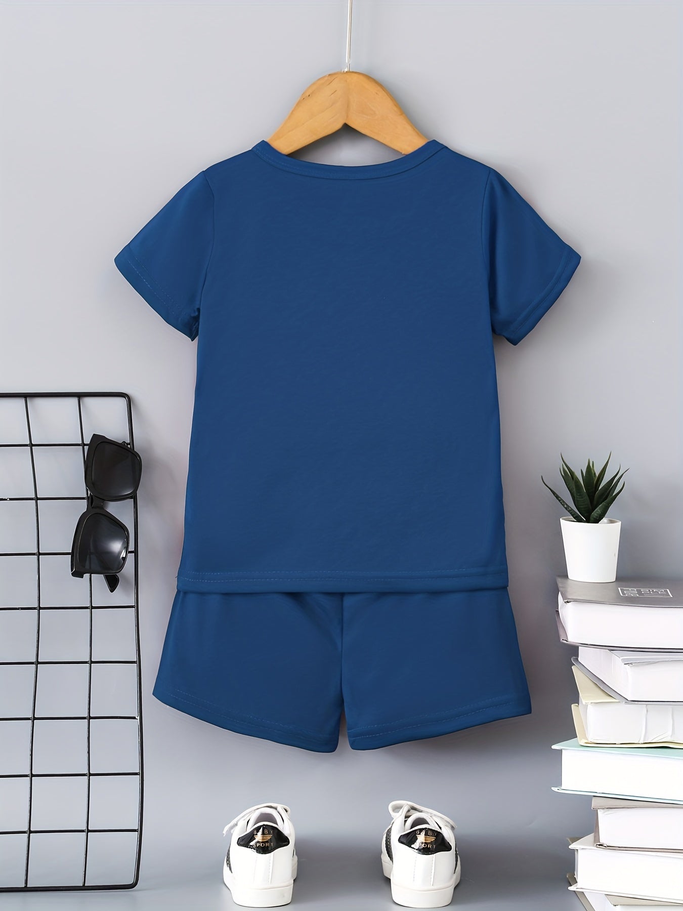 2pcs Boys Casual KING Crown Graphic Print T-shirt & Shorts Set