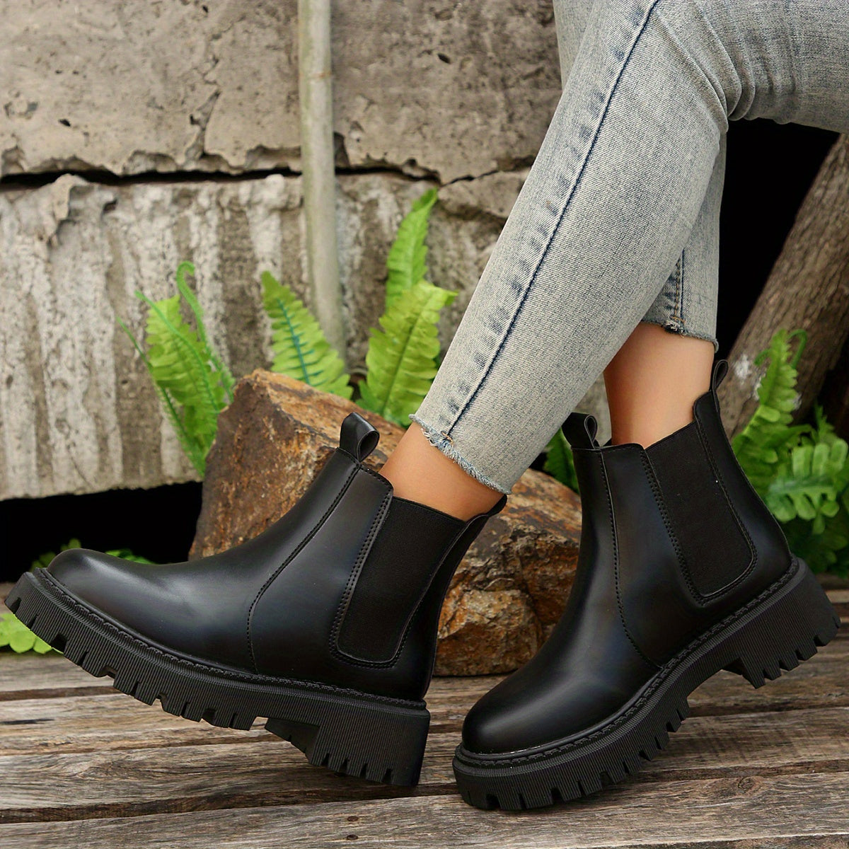 Women's Platform Chelsea Boots Round Toe Chunky Heeled Combat Shoes