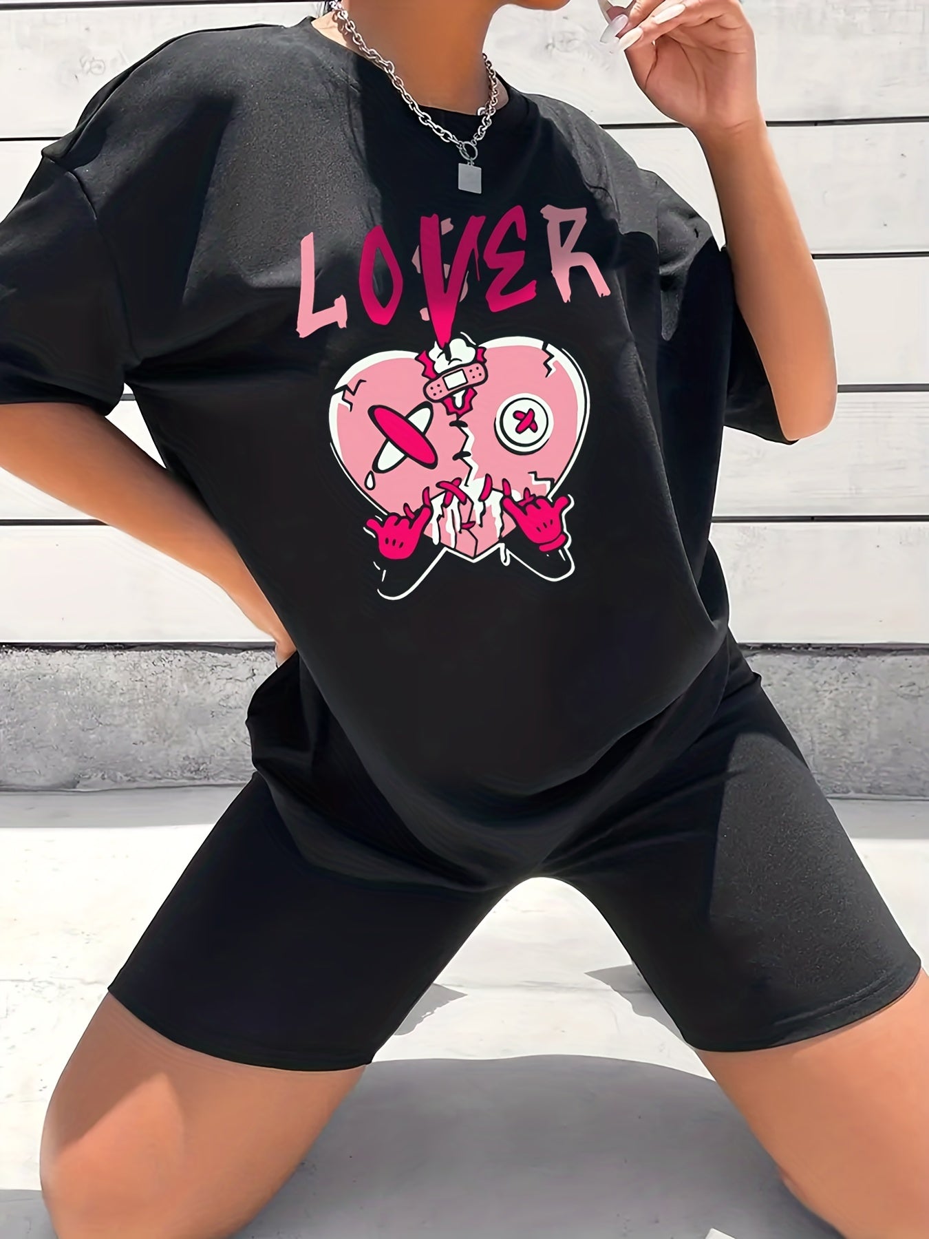 2pcs Heart Graphic T Shirt & Solid Shorts Set Women's Activewear