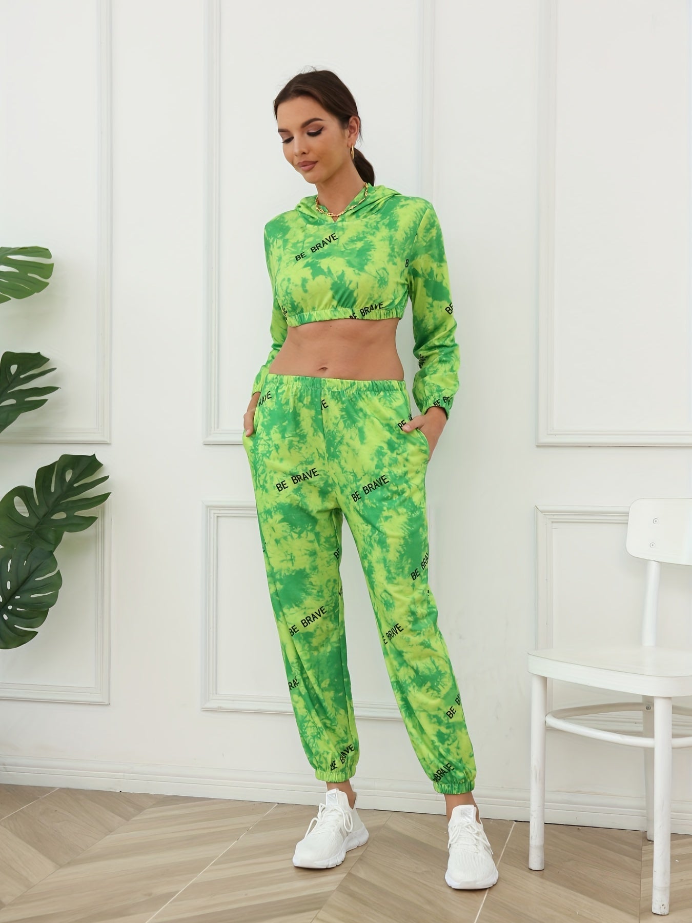 2pcs Sports Letter Graphic Hooded Crop Top & Pants Set Women's Activewear