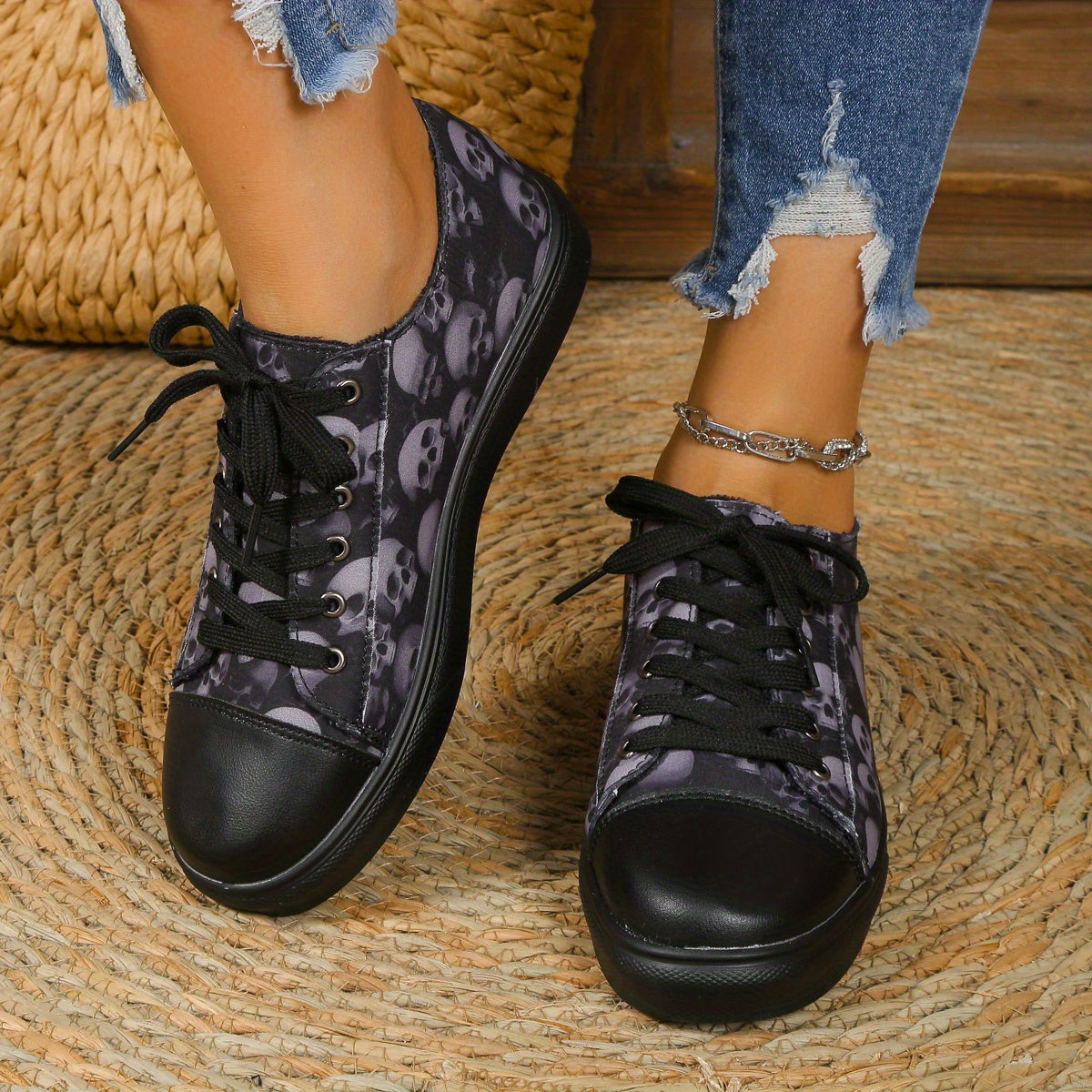 Women's Skull Pattern Flat Sneakers Lace Up Lightweight Canvas Shoes