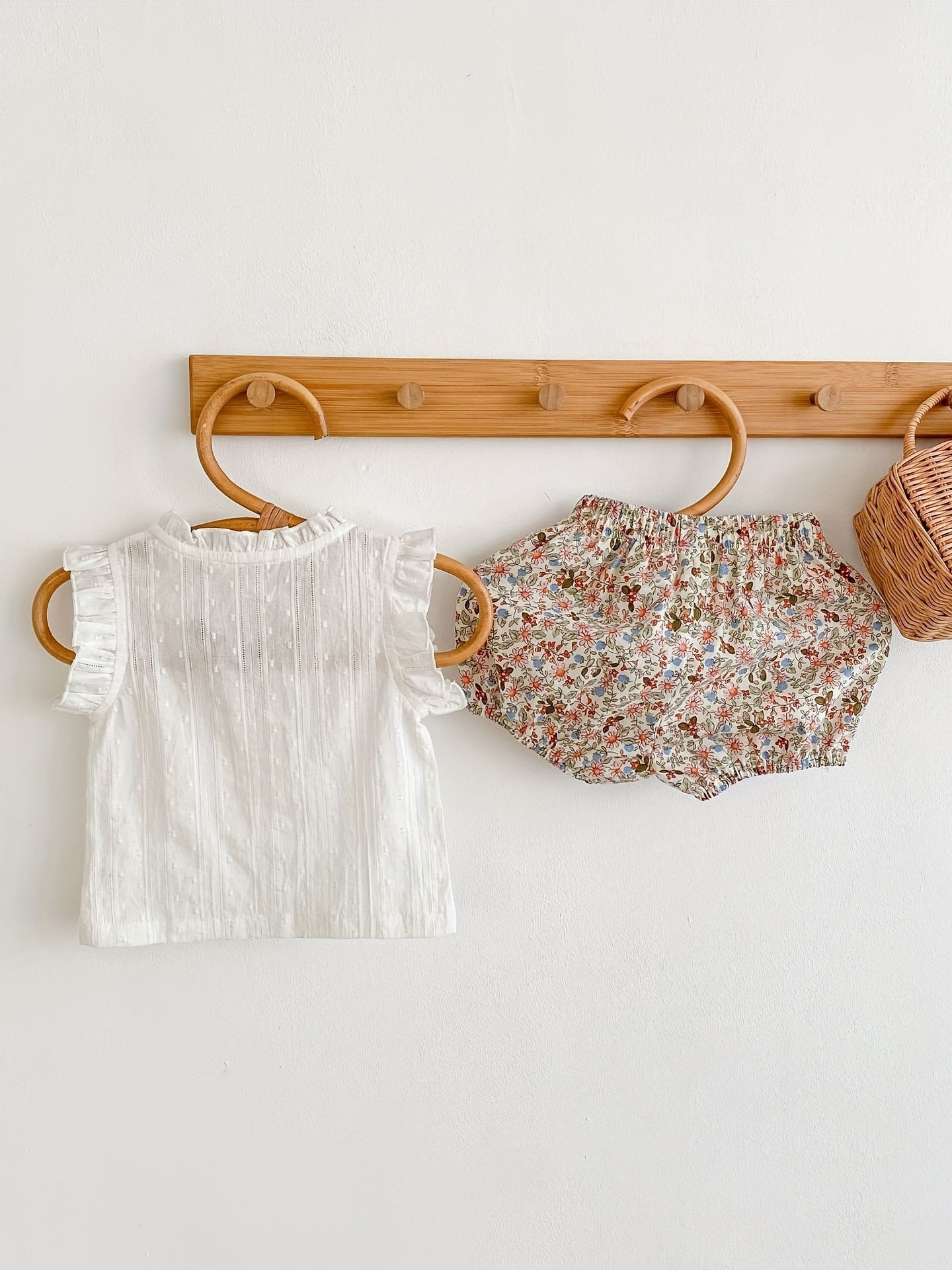 2pcs Baby Girls Sleeveless Top & Floral Print Shorts Set