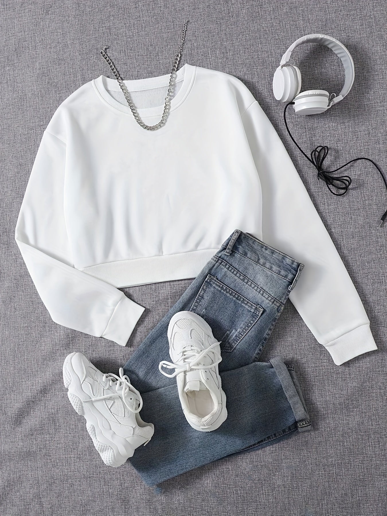 Women's Solid Crew Neck Crop Sweatshirt