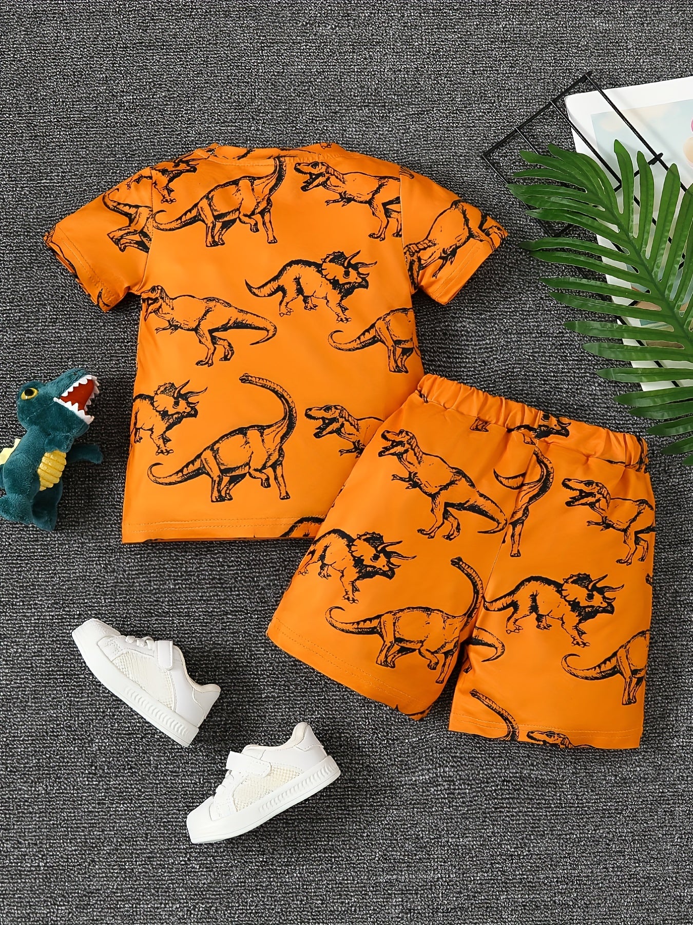 2pcs Little Boy Casual Dinosaurs Graphic Short Sleeve Tees & Shorts Set