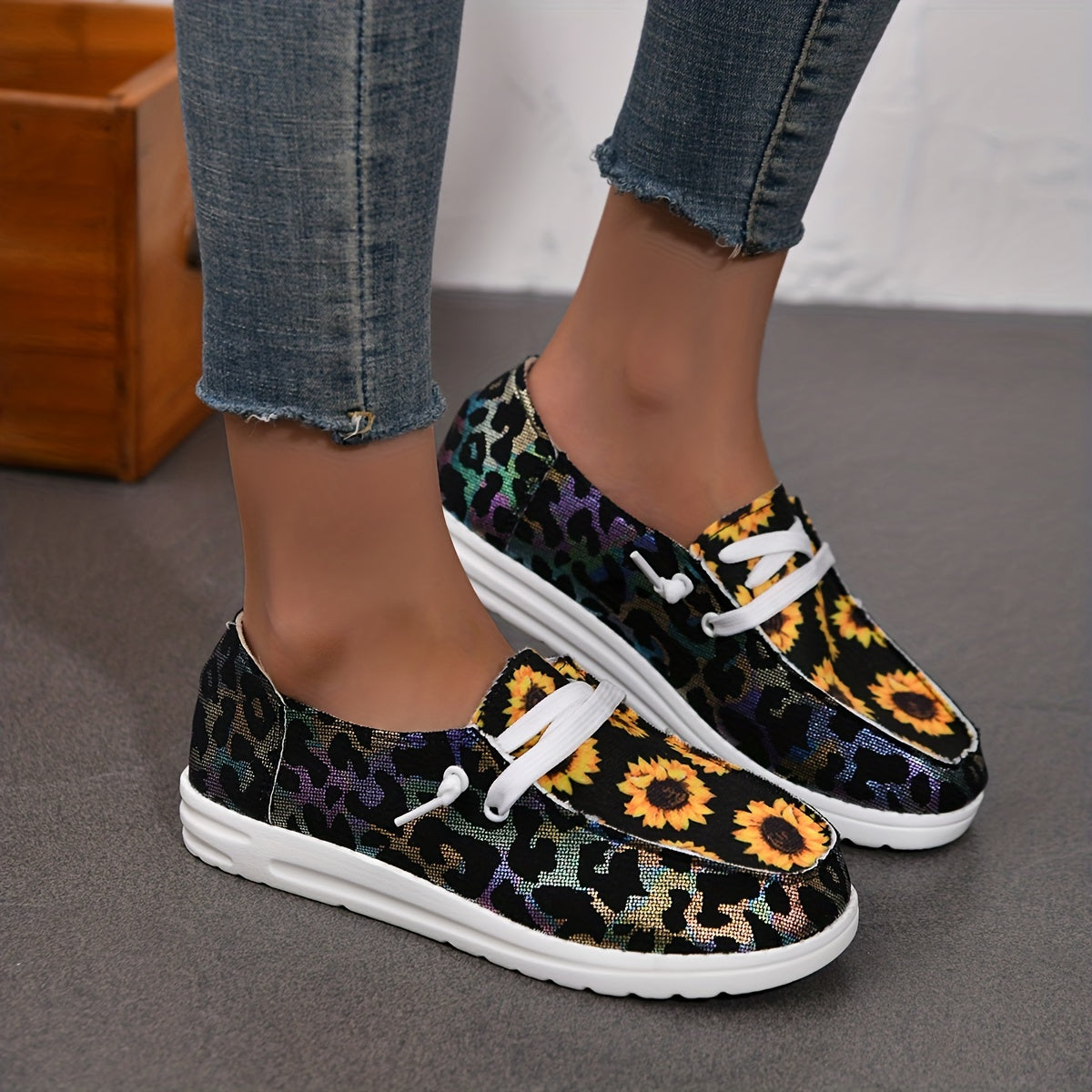 Chrysanthemum & Leopard Print Canvas Shoes Low Top Lace Up Round Toe Casual Shoe