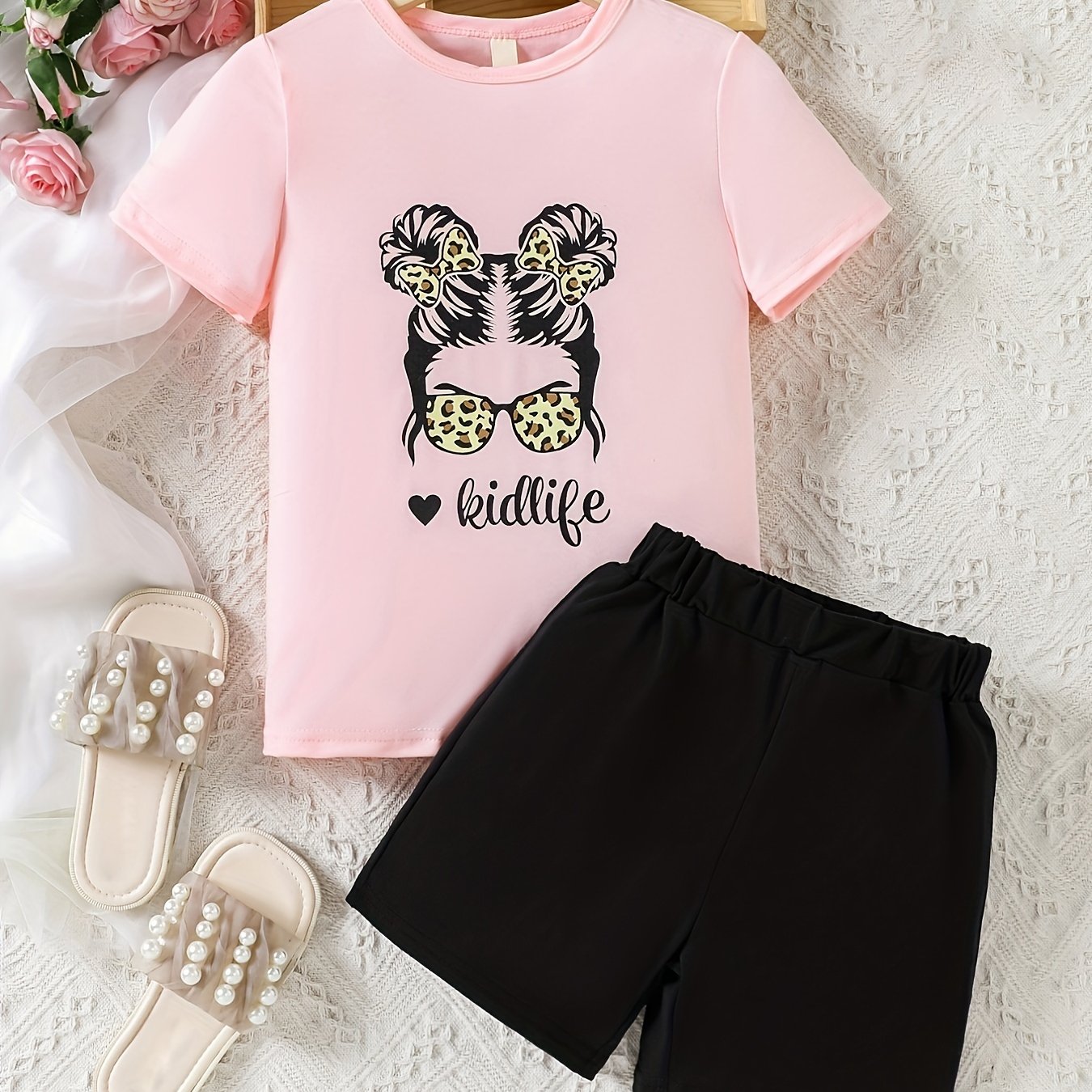 2pcs Girls Figure & Letter Graphic T Shirts & Shorts Set