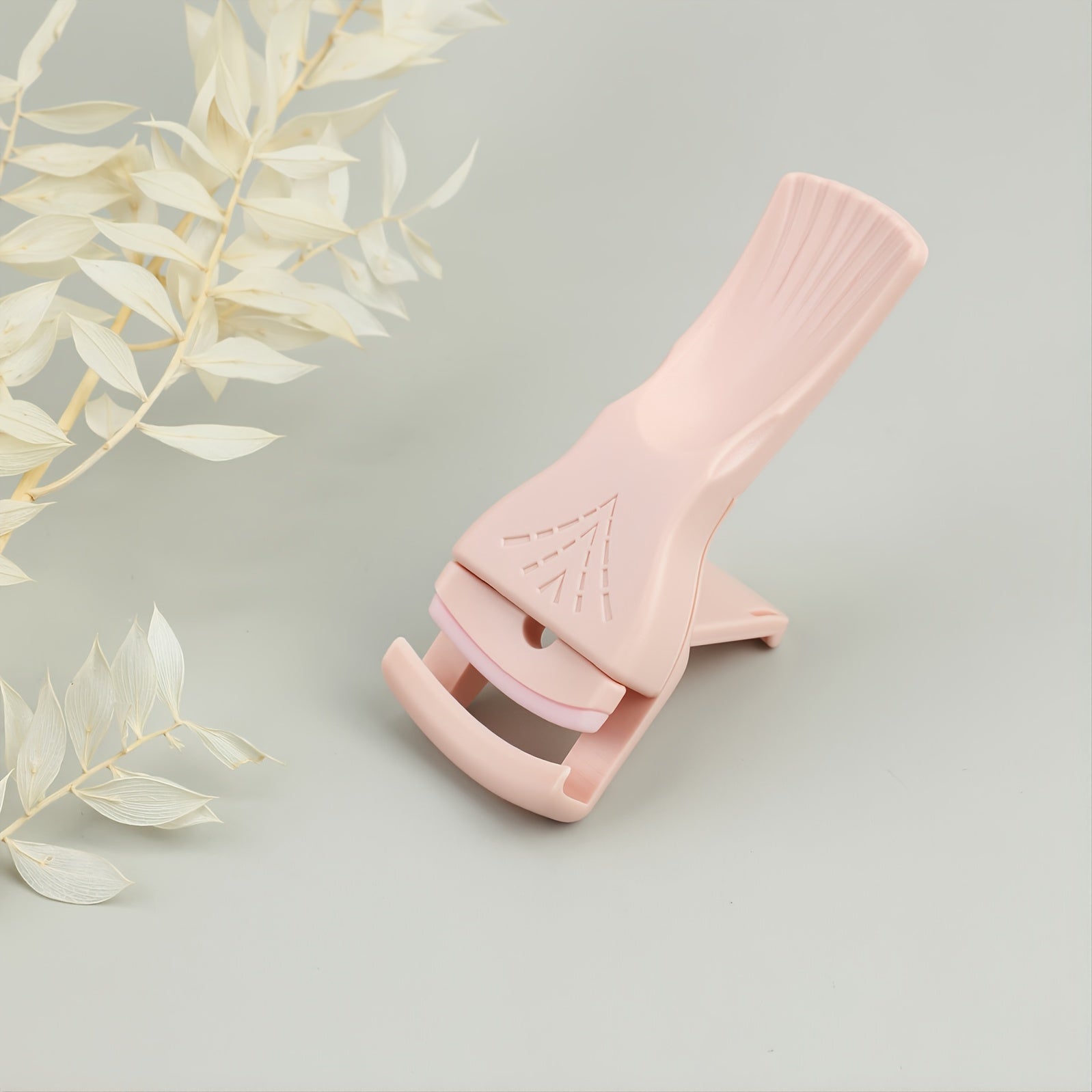 Eyelash Curler with 2 Silicone Pads for Eye Makeup