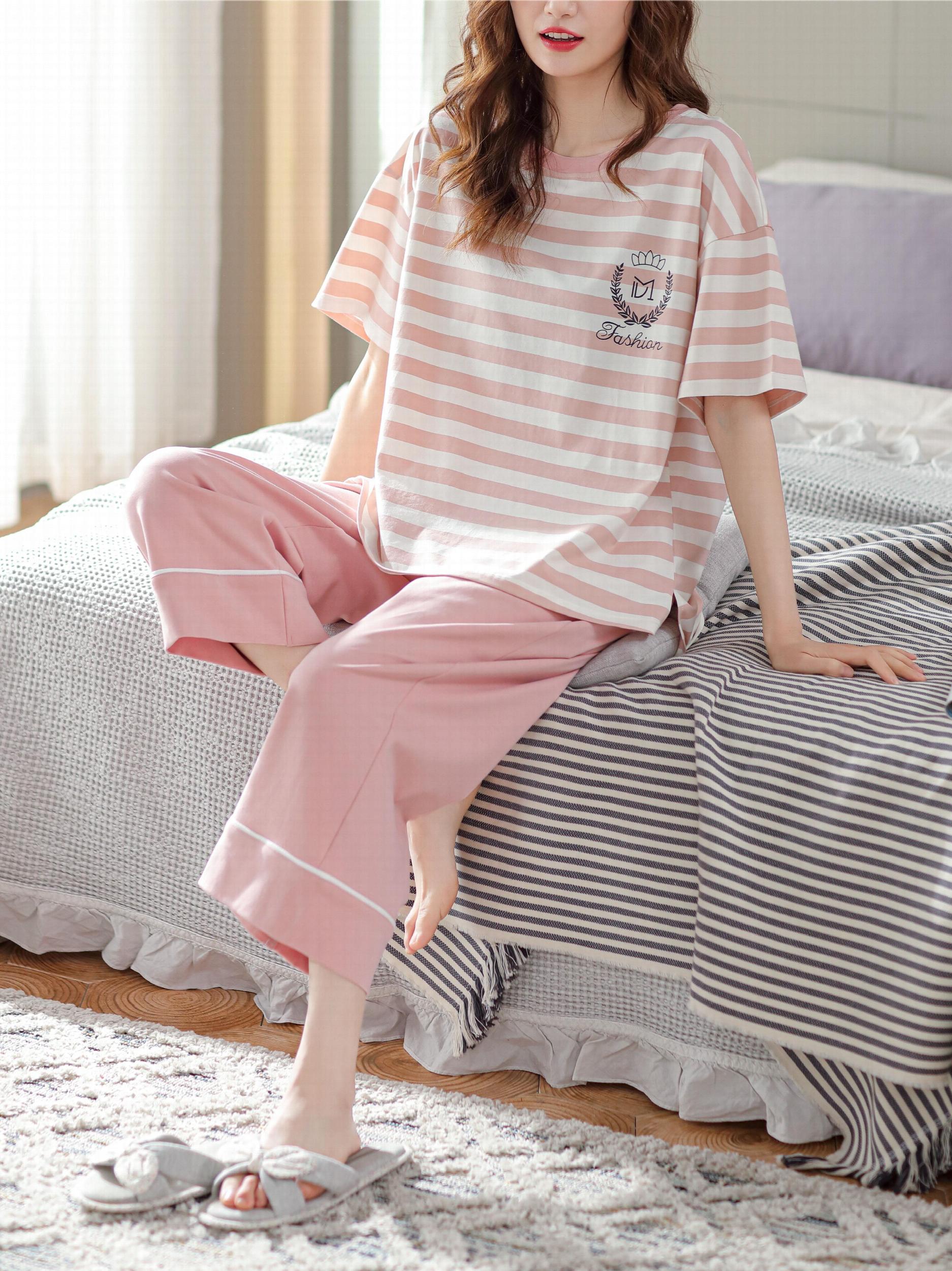 Stripe Print Pajamas Set Short Sleeve Crew Neck Top & Cropped Pants