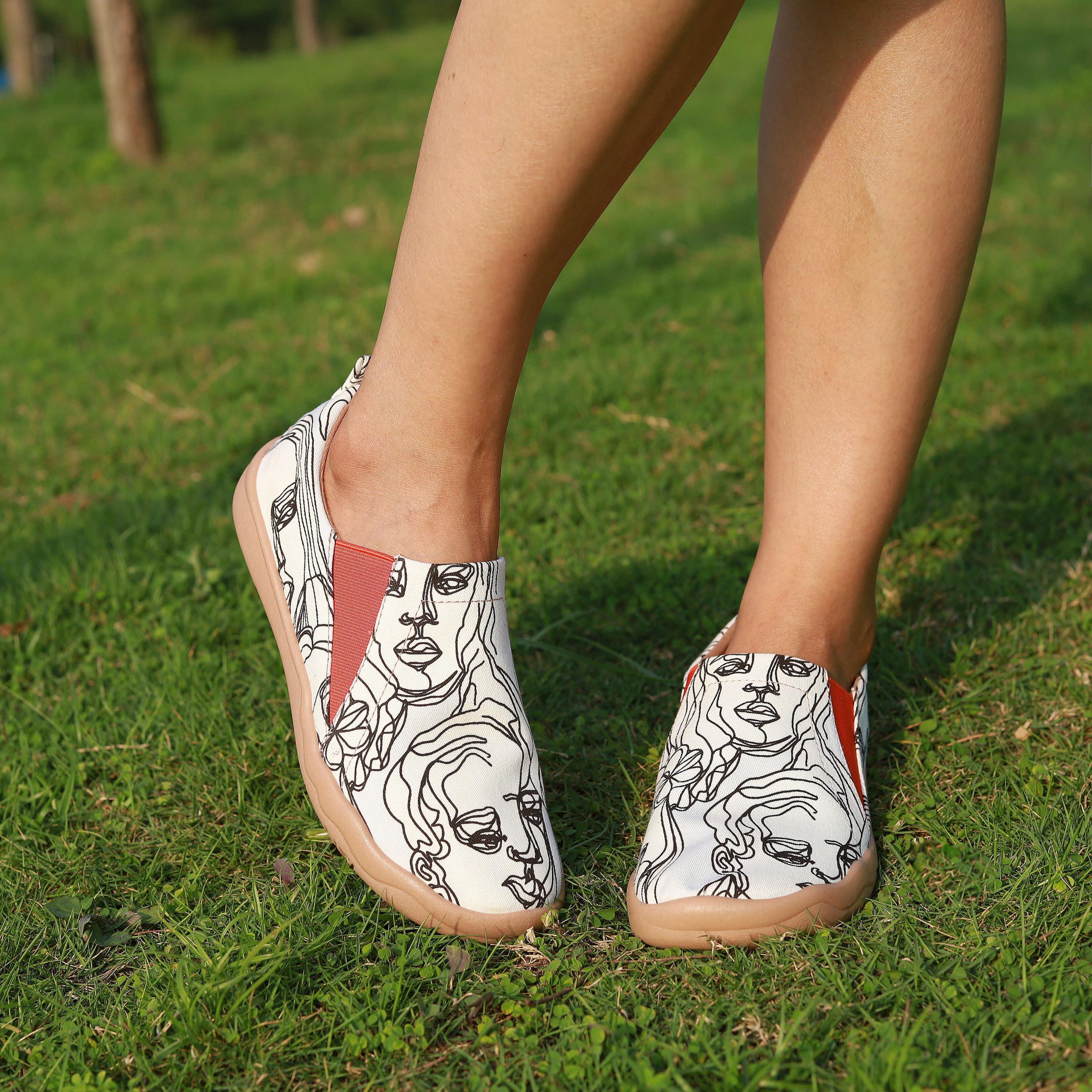 Women's Figure Printed Slip On Low Flat Canvas Shoes