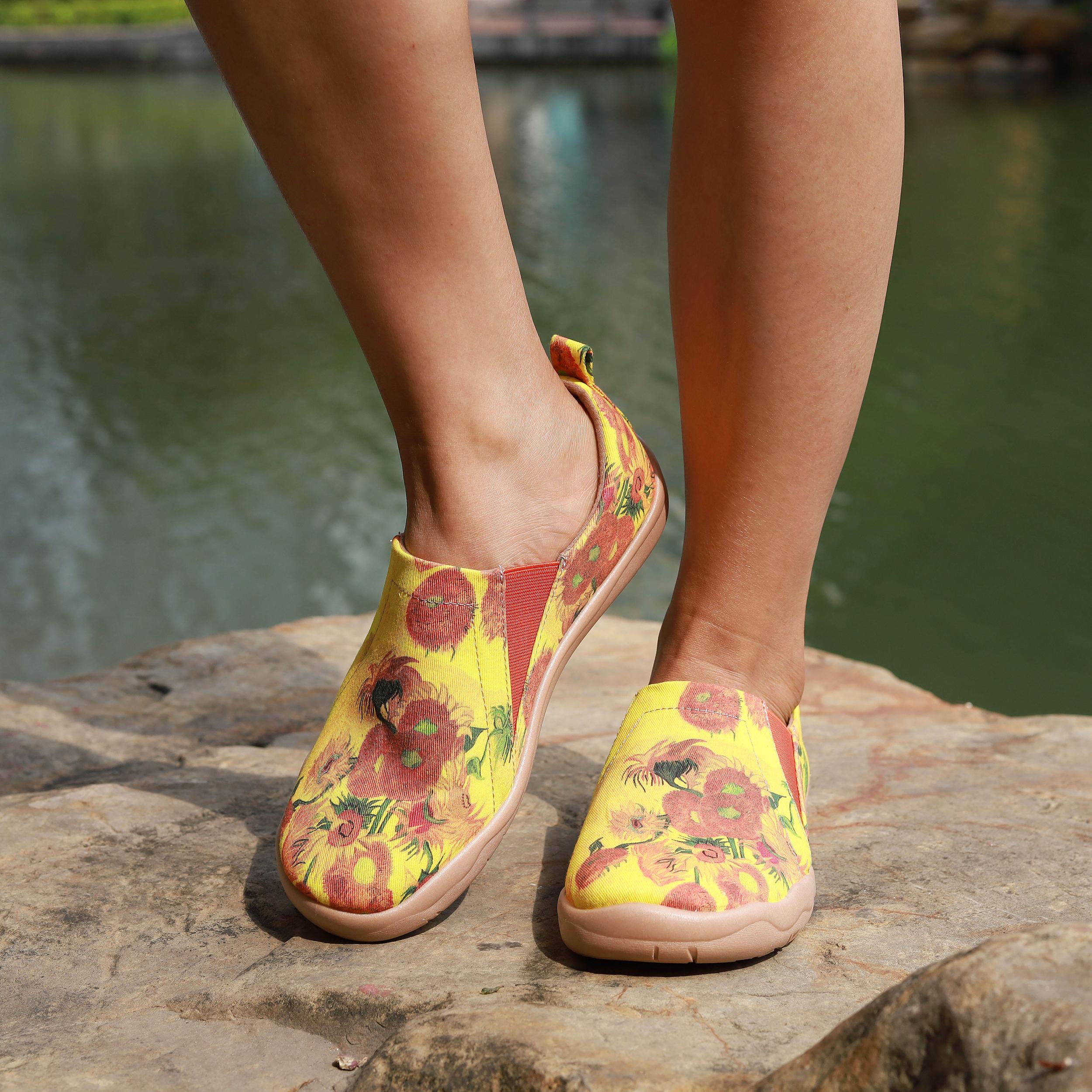 Women's Floral Canvas Slip On Flat Shoes Round Toe Comfy Outdoor Travel Shoes