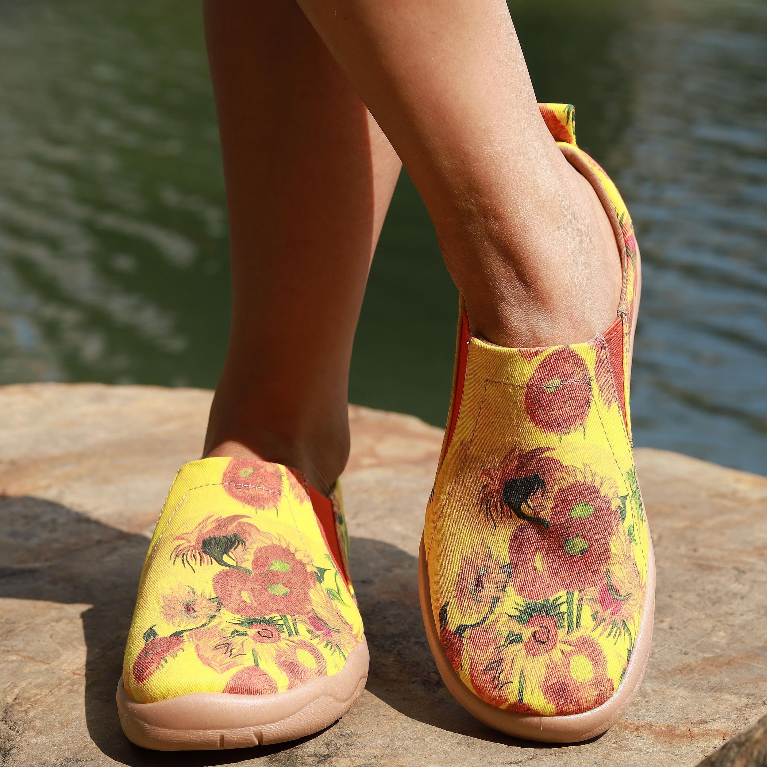 Women's Floral Canvas Slip On Flat Shoes Round Toe Comfy Outdoor Travel Shoes