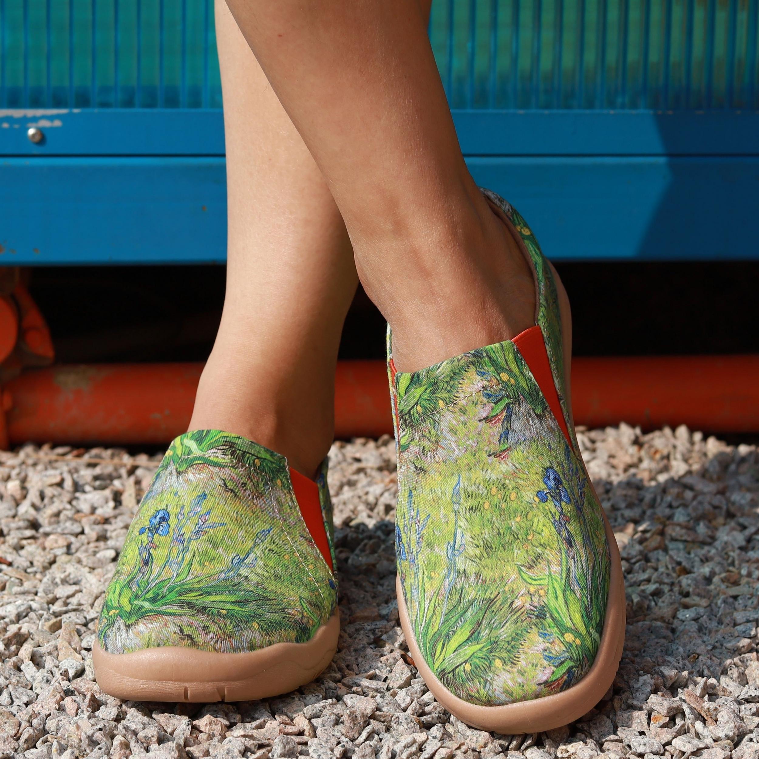 Floral Printed Slip-On Canvas Shoes Round Toe Casual Outdoor Travel Shoes