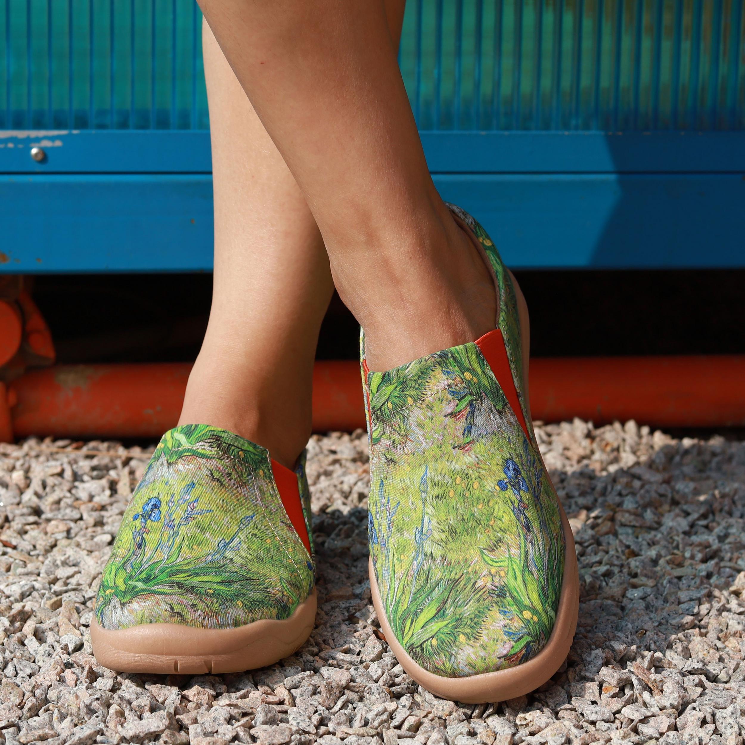 Floral Printed Slip-On Canvas Shoes Round Toe Casual Outdoor Travel Shoes