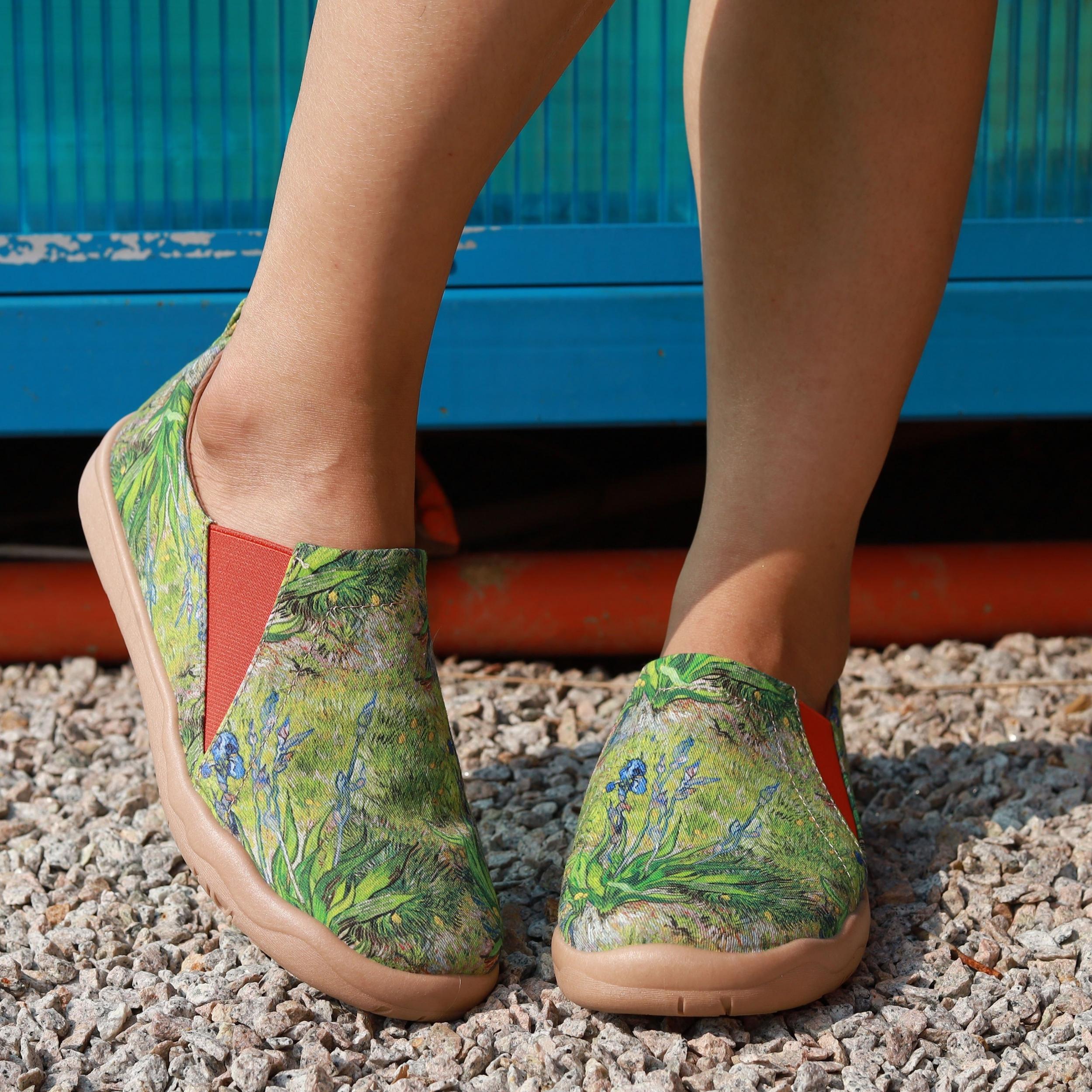 Floral Printed Slip-On Canvas Shoes Round Toe Casual Outdoor Travel Shoes