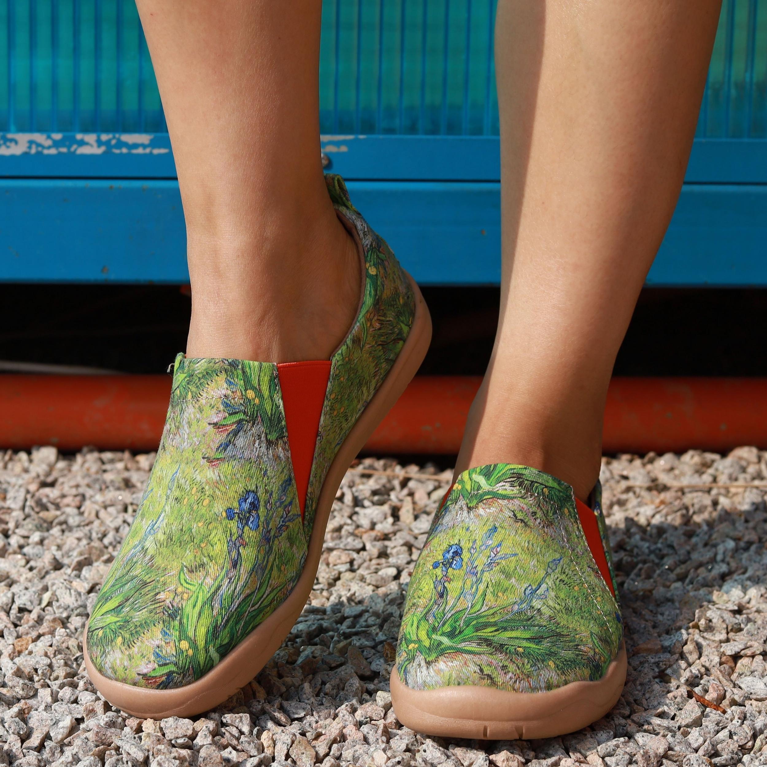 Floral Printed Slip-On Canvas Shoes Round Toe Casual Outdoor Travel Shoes