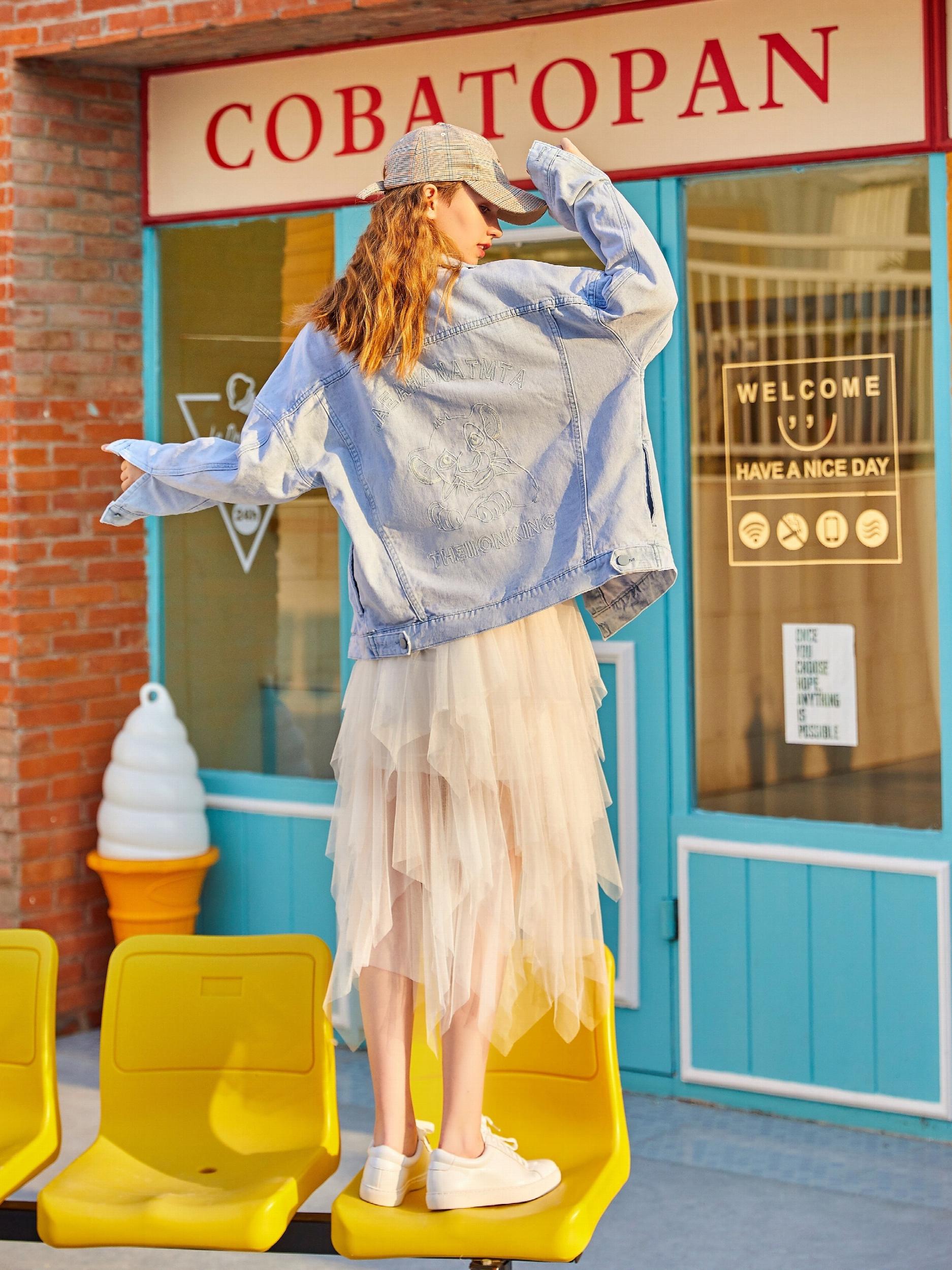 Embroidery Lion & Letters Pattern Denim Coat