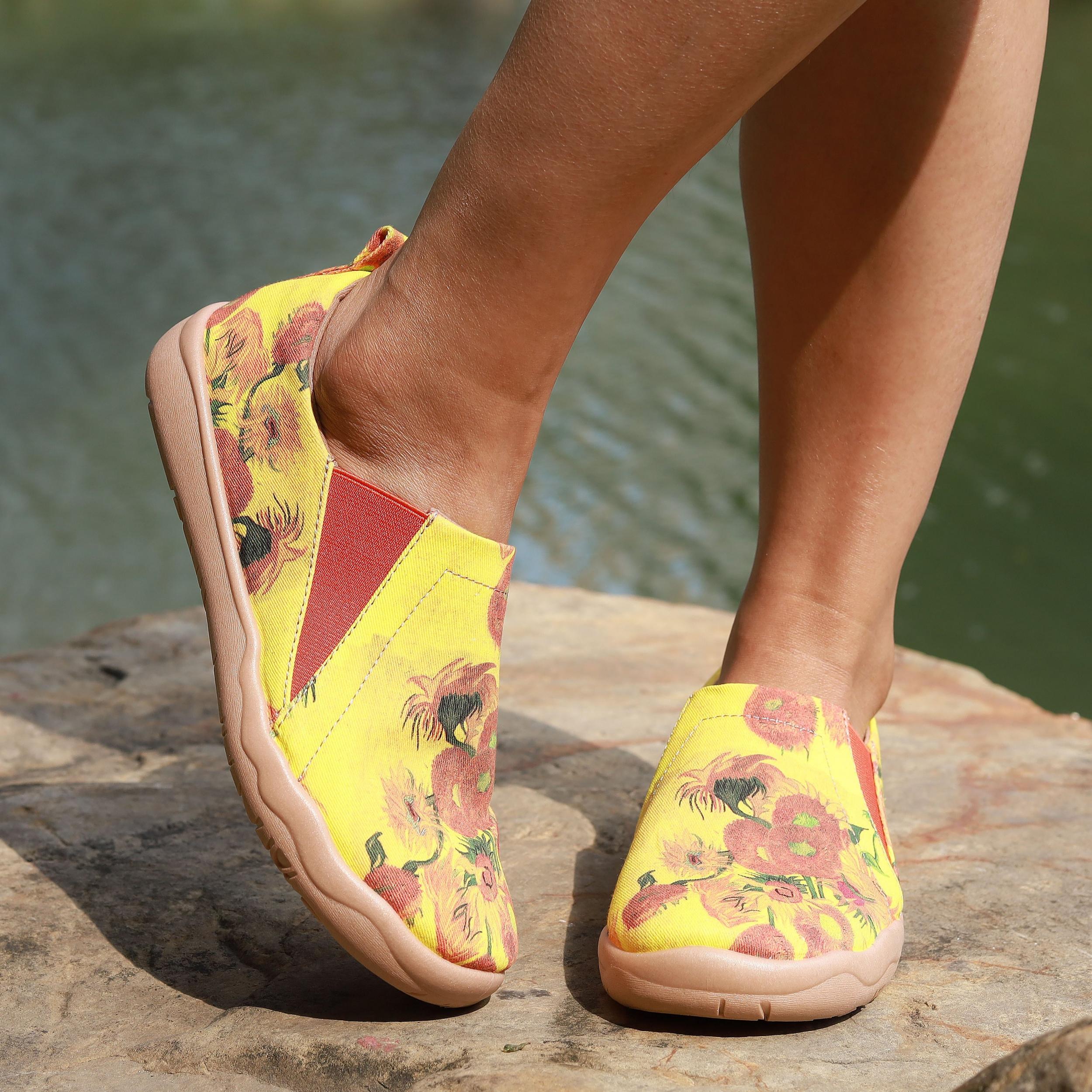Women's Floral Canvas Slip On Flat Shoes Round Toe Comfy Outdoor Travel Shoes