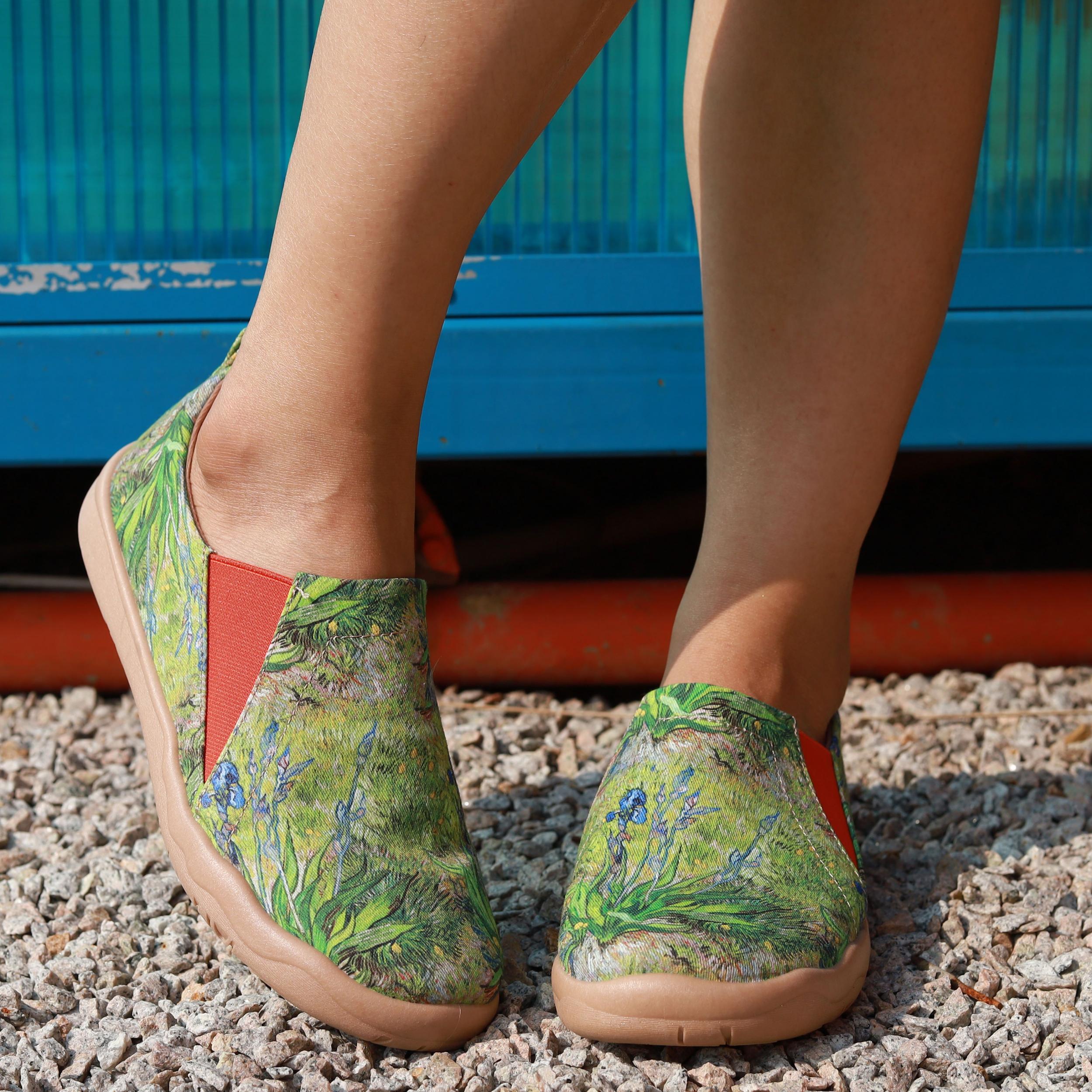 Floral Printed Slip-On Canvas Shoes Round Toe Casual Outdoor Travel Shoes