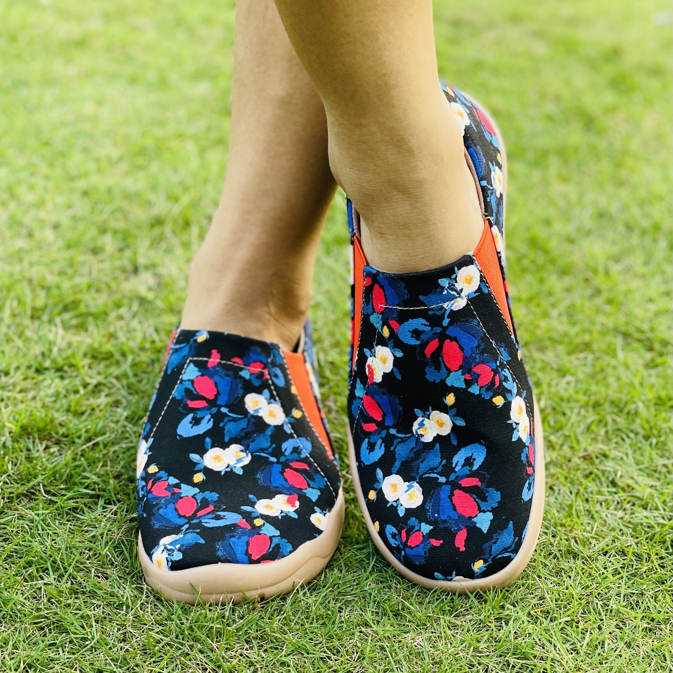 Women's Floral Pattern Slip-On Canvas Shoes Round Toe Comfy Outdoor Travel