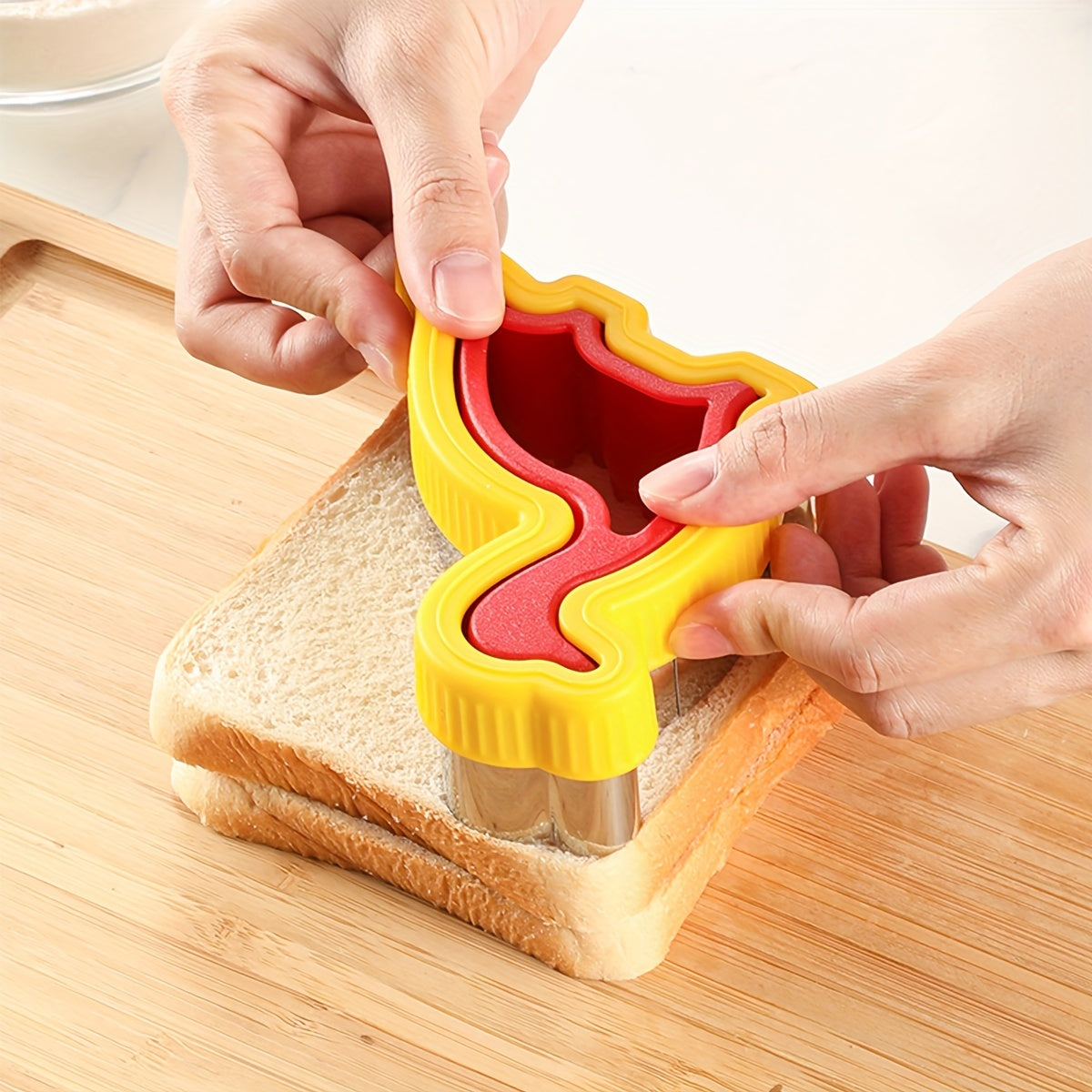 2pcs Dino Sandwich Cutter & Sealer Set Kitchen Gadgets