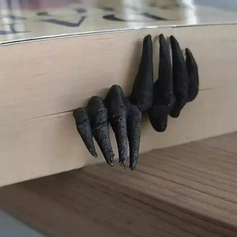 2pcs Devil Claw Resin Figurines Realistic Hand Figures with Sharp Claws