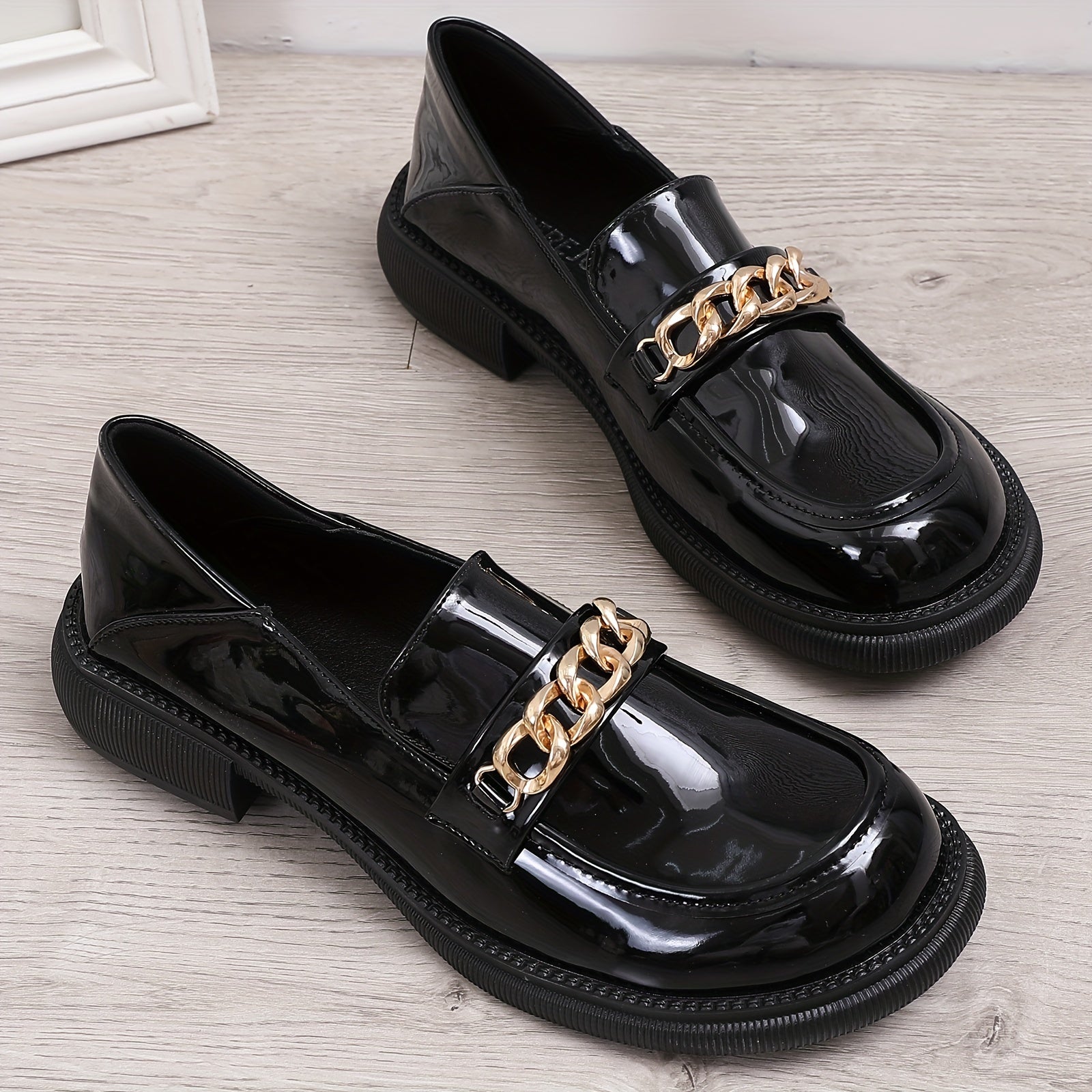 Women's Chain Decor Loafers Retro Round Toe Faux Leather Shoes
