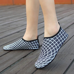 Men's Plaid Water Shoes Quick Dry Non Slip Lightweight Soft Water Socks