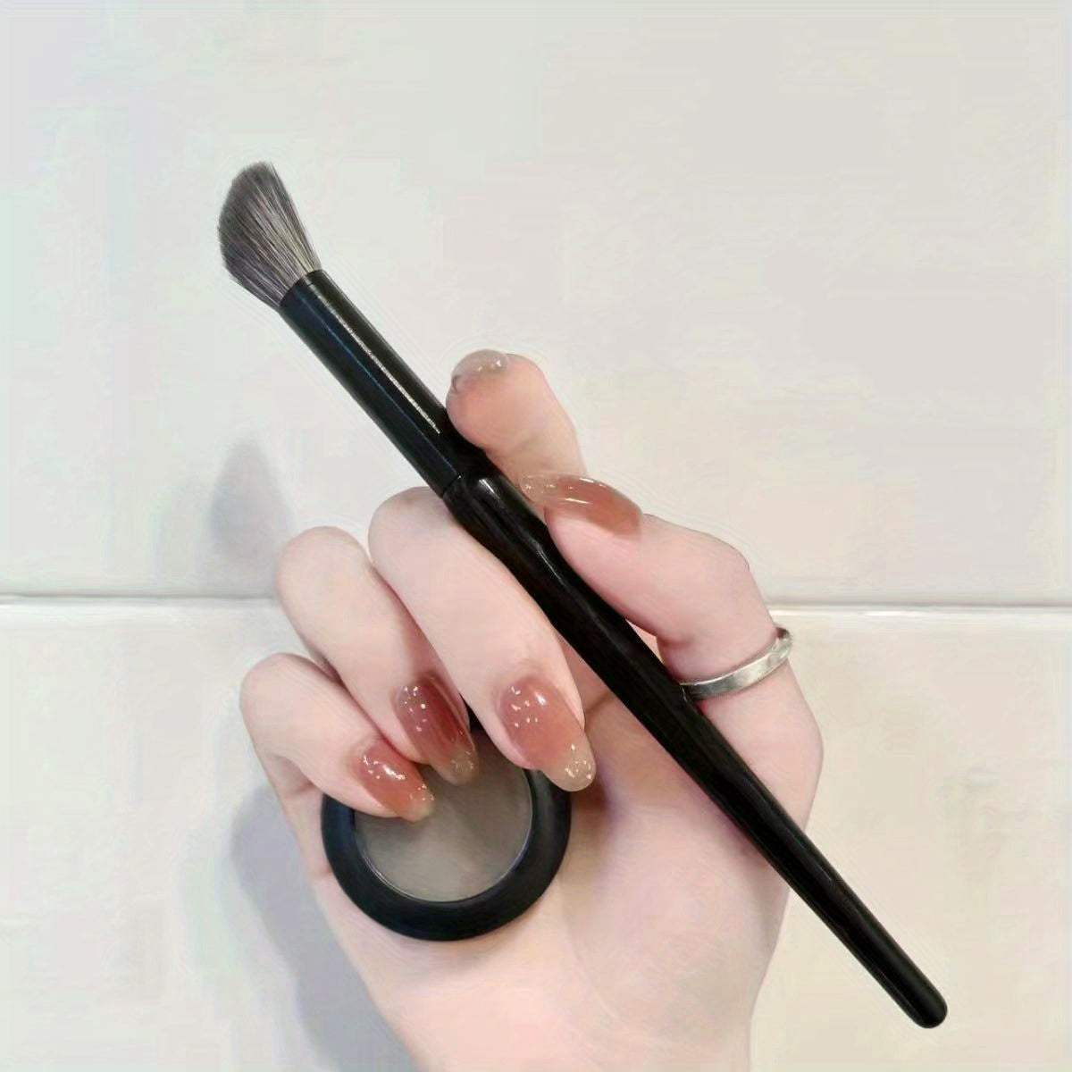 Precision Eyeshadow Brush for Professional Eye Makeup