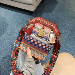 Casual Hand Woven Crossbody Straw Bag Women Retro Rattan Beach Tassel Messenger